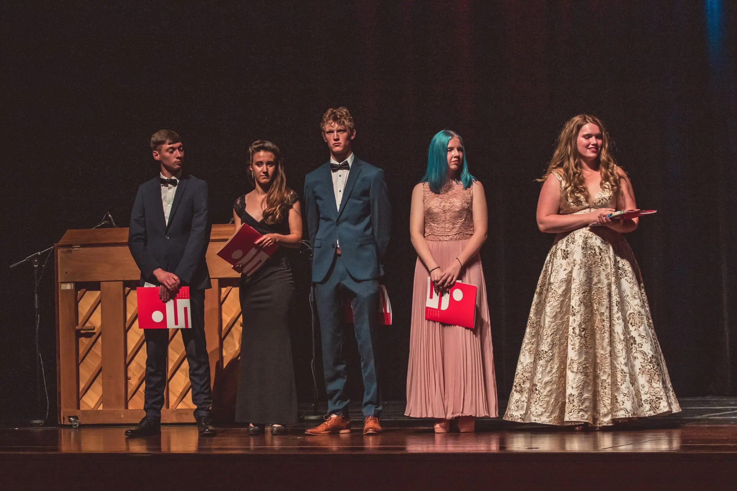 Zeugnisübergabe auf der Bühne beim Abiball
