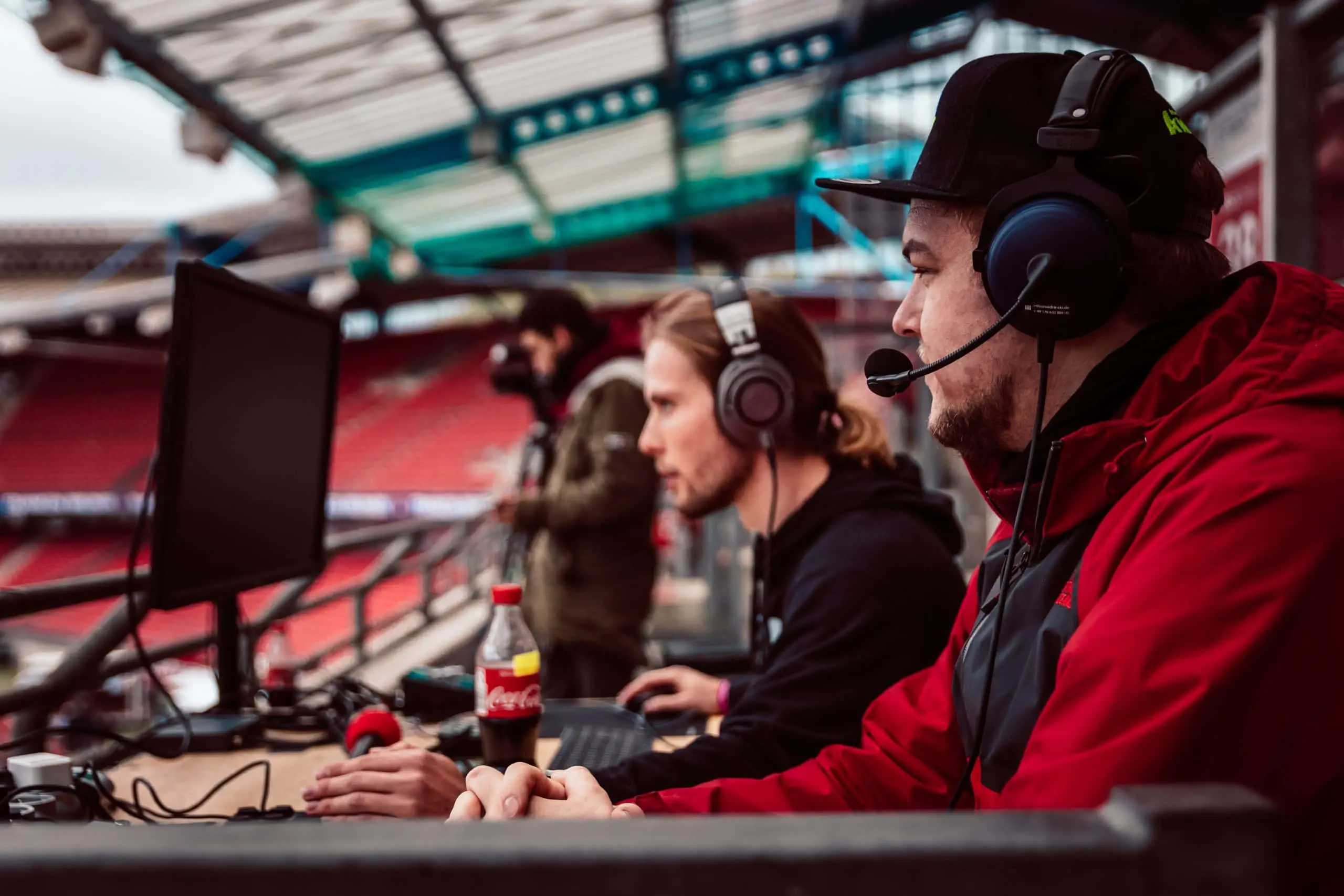 Alexander Klarmann in roter Jacke bei der Live-Event-Kommunikation im Max-Morlock-Stadion Nürnberg