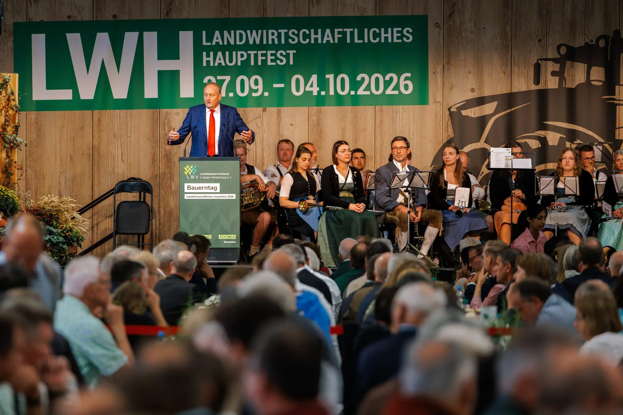 Blick über das voll besetzte Festzelt auf die Bühne beim Bauerntag des Landesbauernverbands auf dem Landwirtschaftlichen Hauptfest 2026