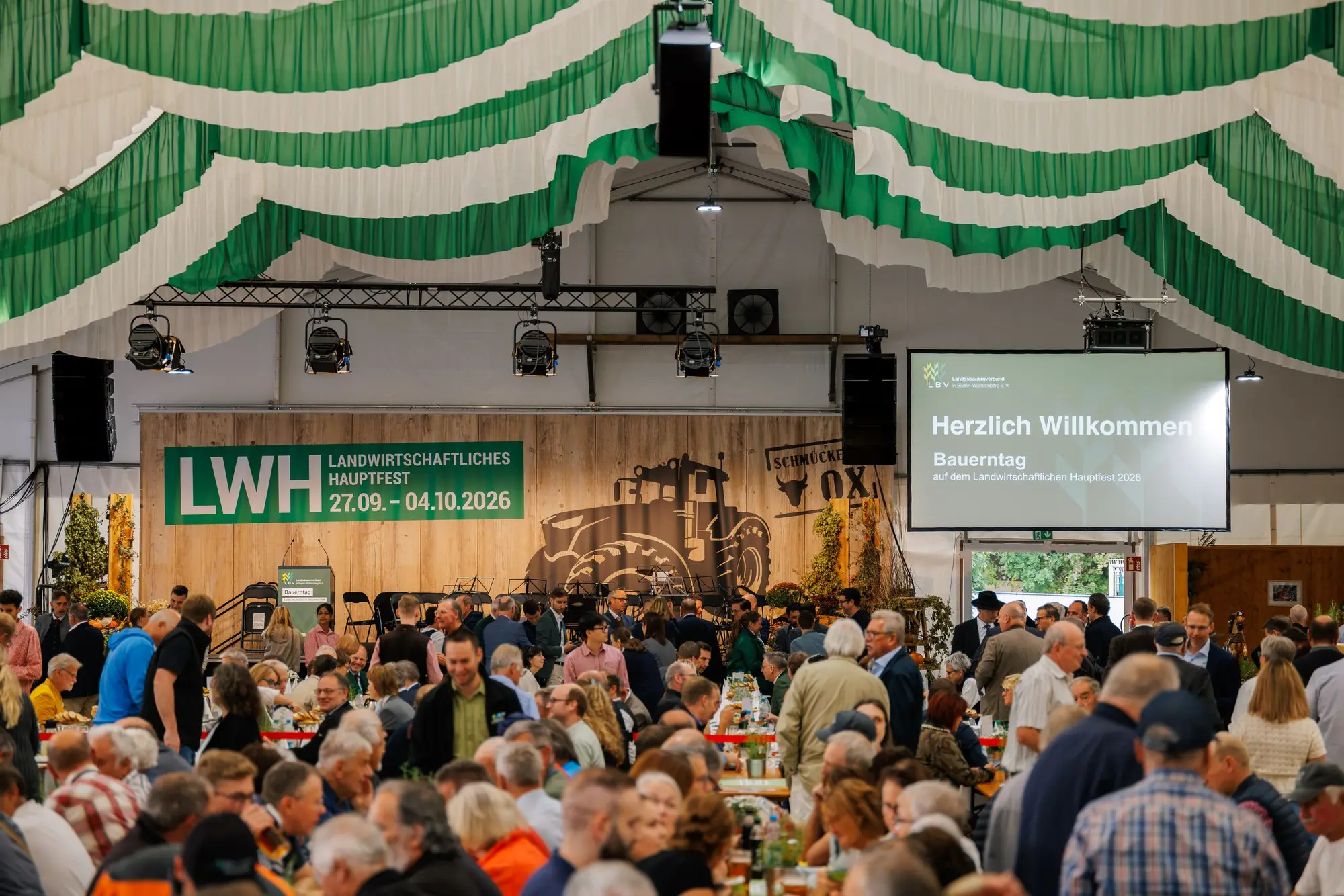 Volles Festzelt vor Beginn des Bauerntags, auf der Leinwand die Begrüßung