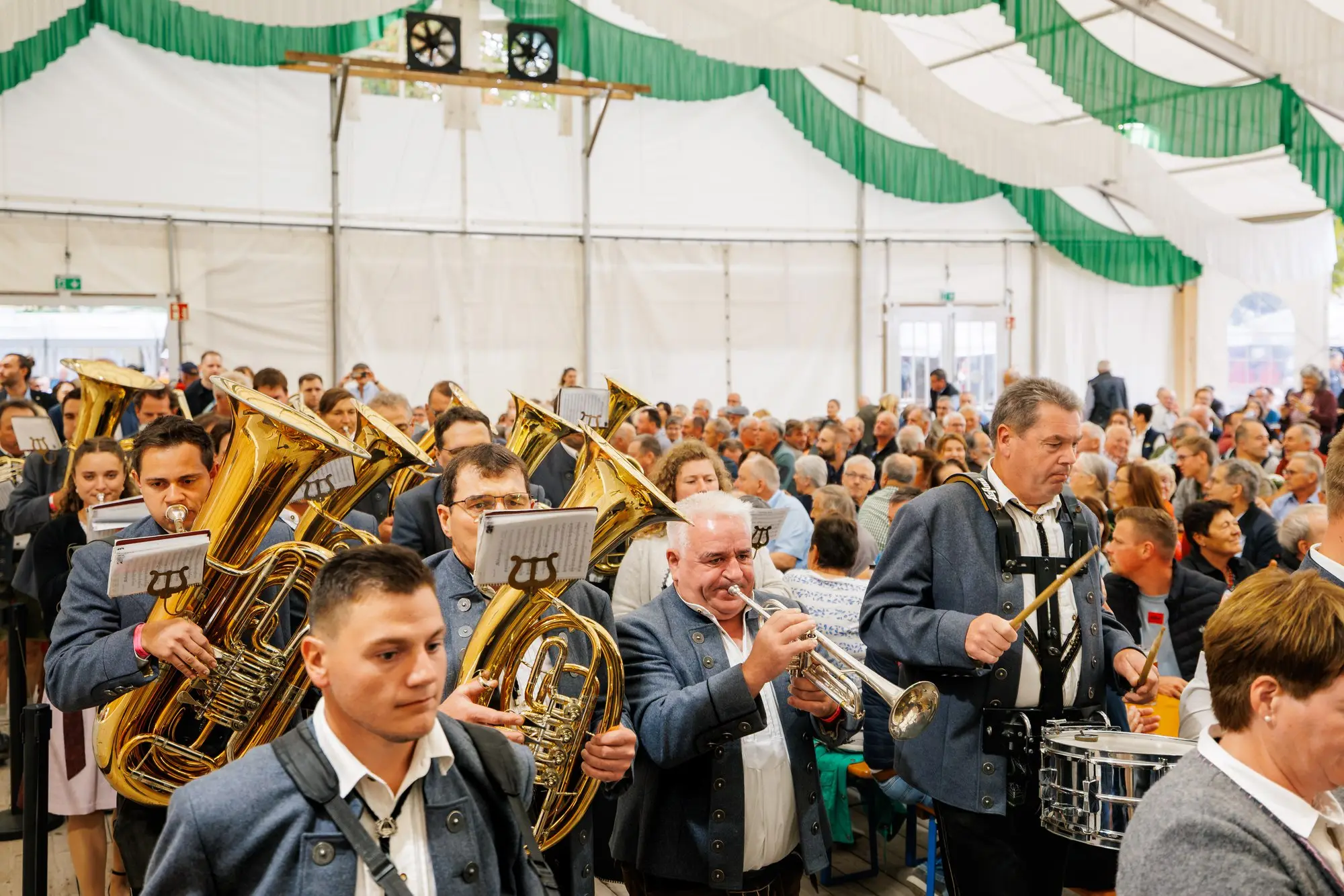 Blaskapelle in Tracht beim Einzug durch das Festzelt