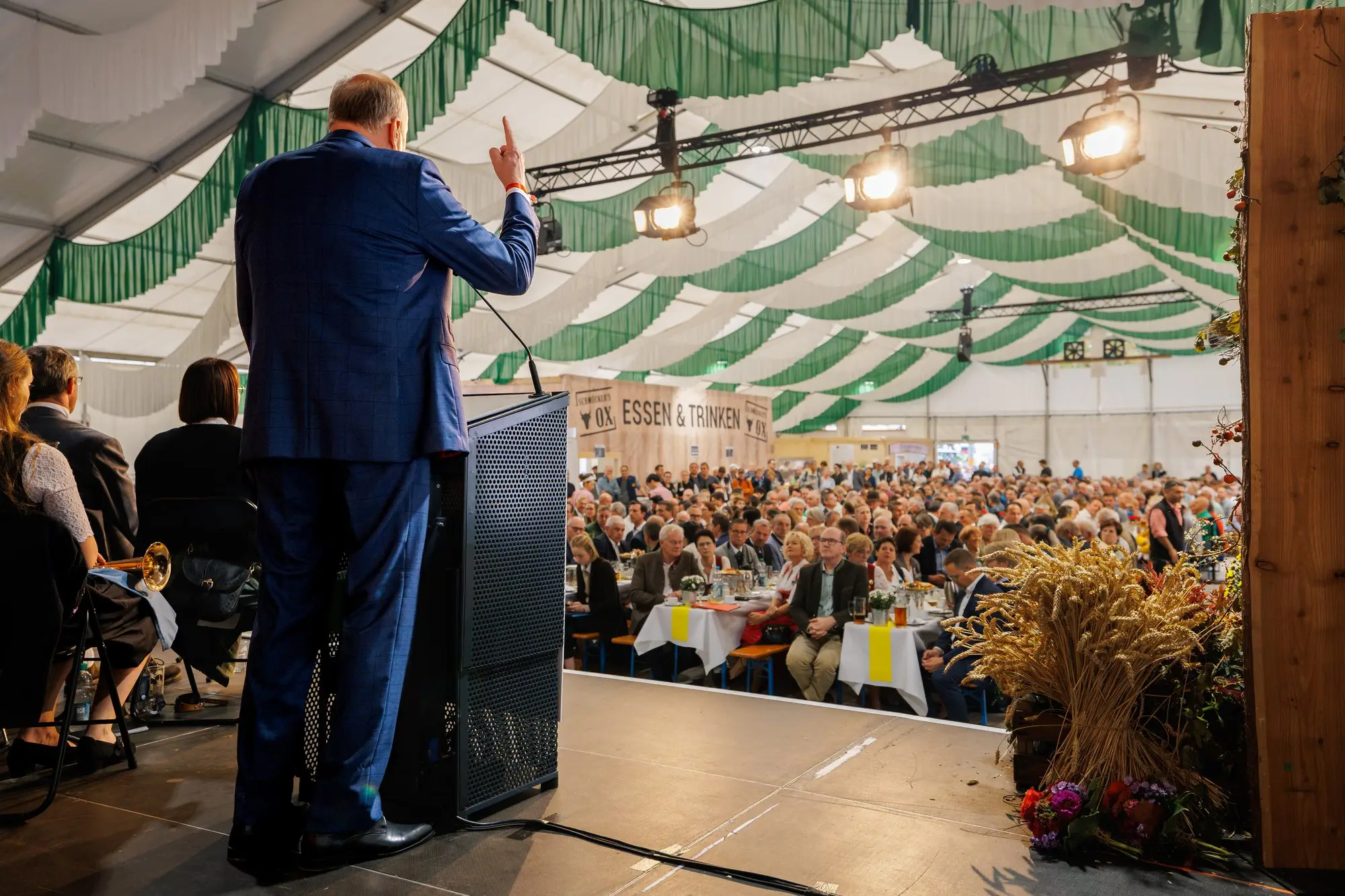 Blick über die Schulter des Redners in das voll besetzte Festzelt