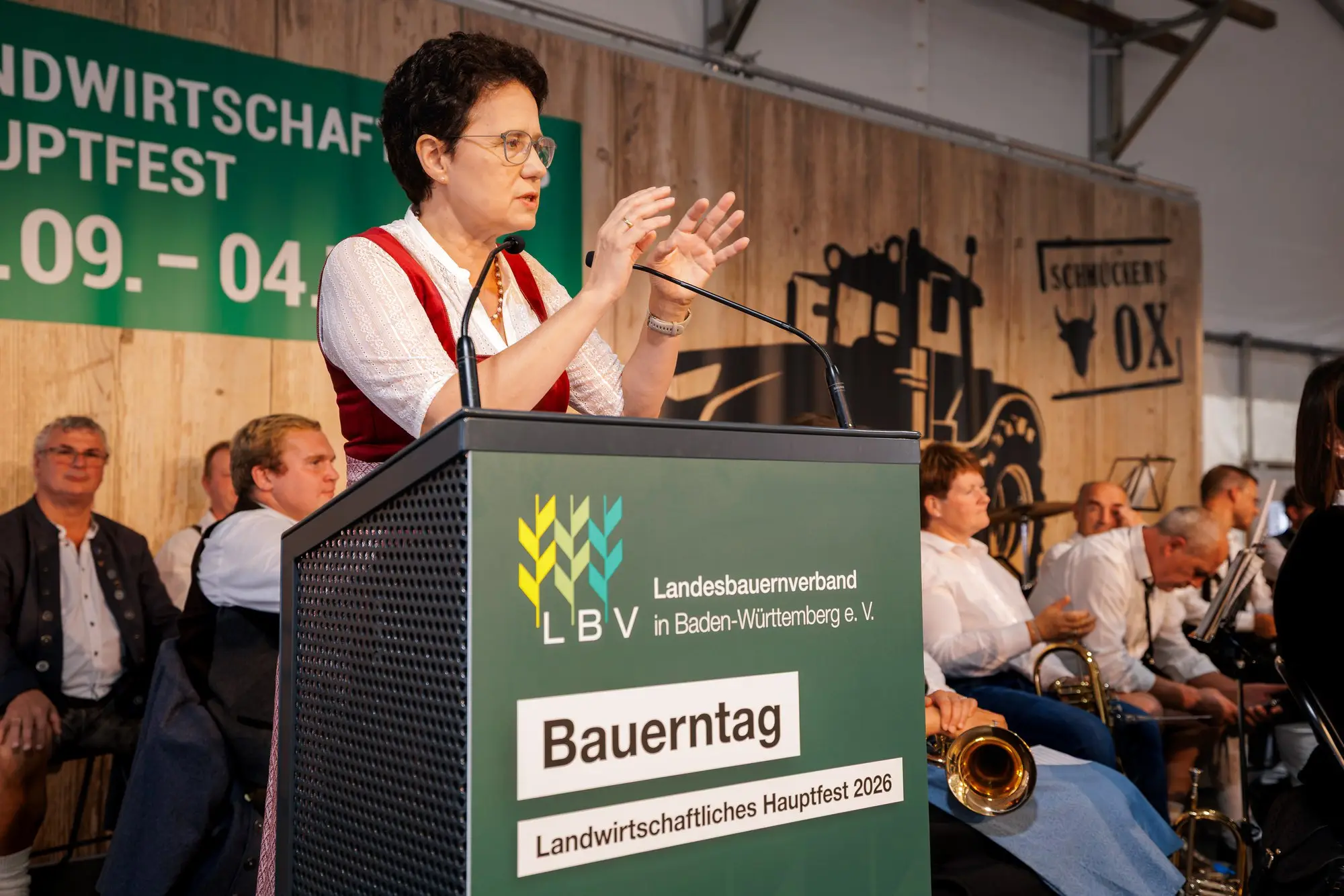 Landwirtschaftsministerin Marion Gentges bei ihrem Grußwort am Pult des Bauerntags