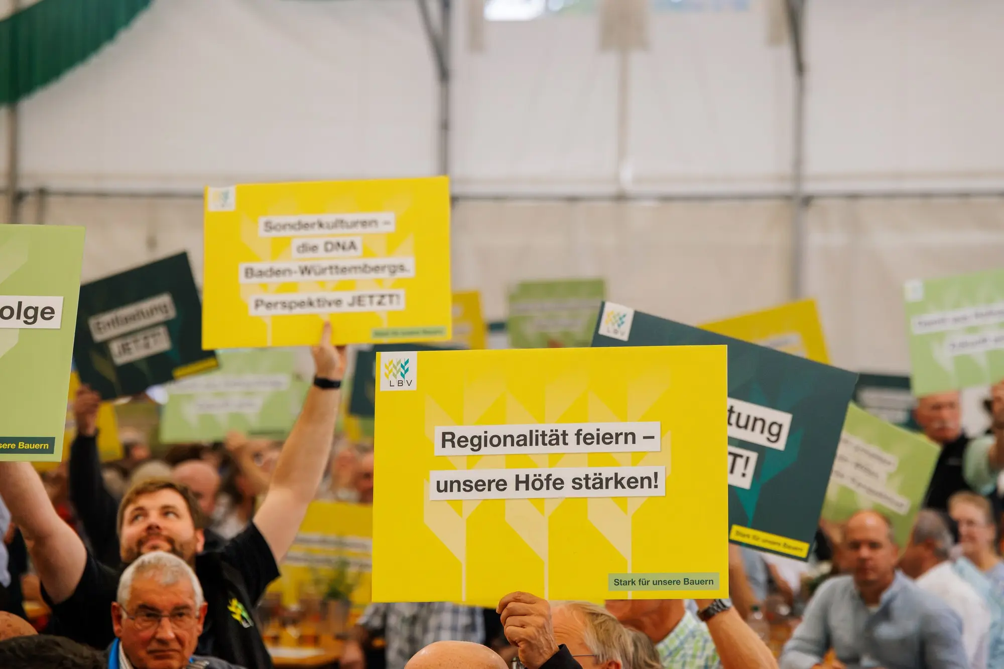 Schild im Festzelt mit der Aufschrift: Regionalität feiern – unsere Höfe stärken!