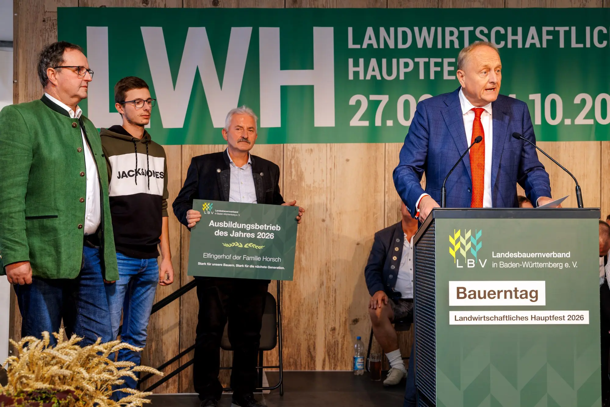 Auszeichnung Ausbildungsbetrieb des Jahres 2026: der Elfingerhof aus Maulbronn auf der Bühne mit der Urkunde