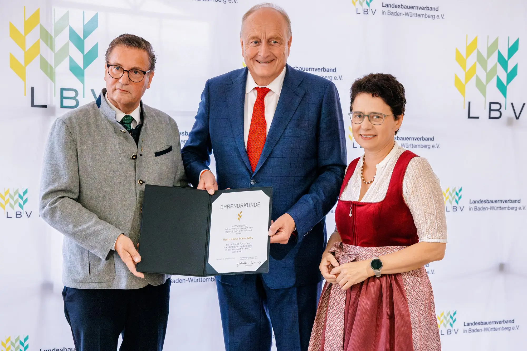 Peter Hauk MdL mit der Ehrenurkunde zur Goldenen Ähre des Landesbauernverbands, neben ihm Joachim Rukwied und Marion Gentges