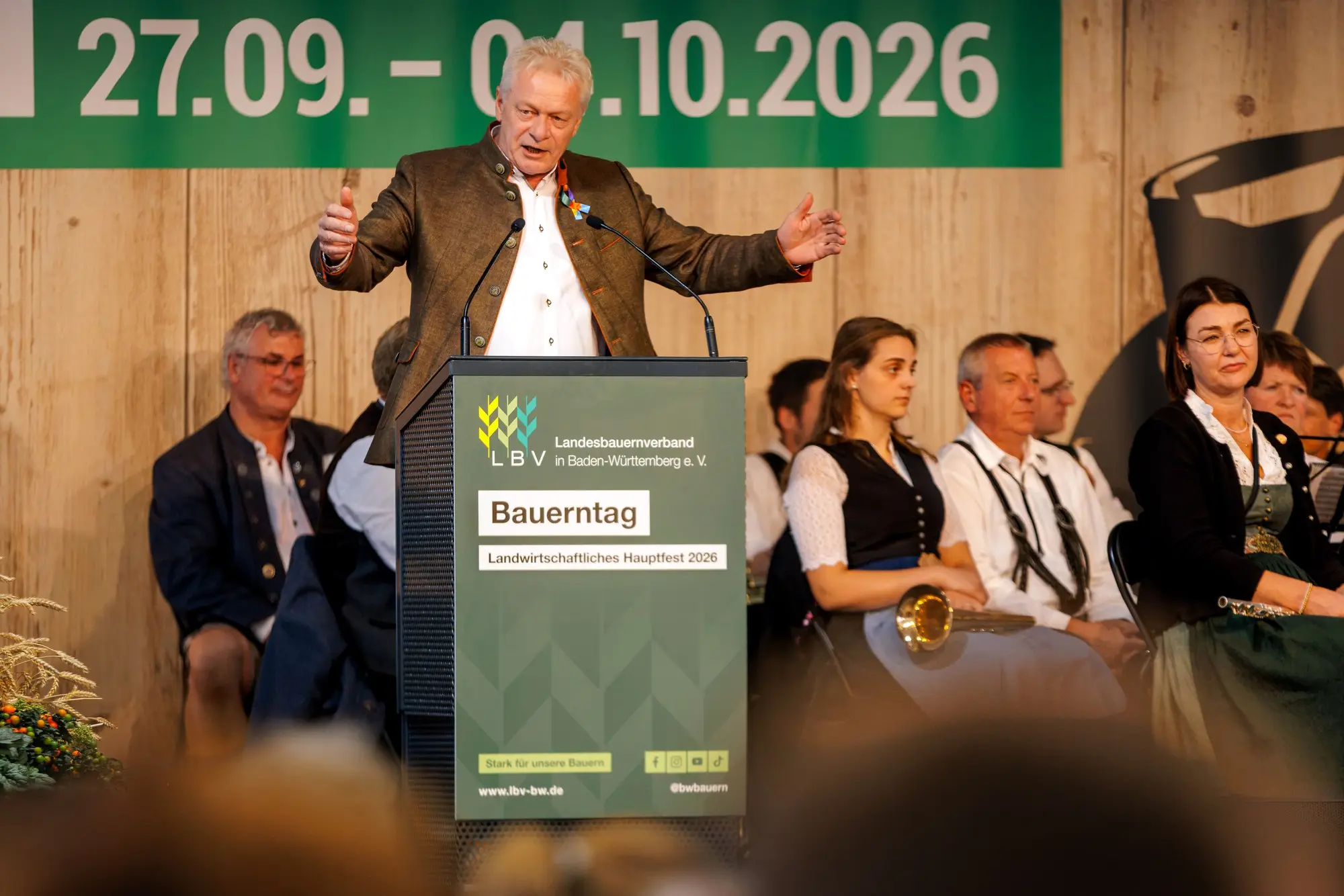 Bundeslandwirtschaftsminister Alois Rainer bei seiner Rede auf dem Bauerntag vor der Rückwand des Hauptfests