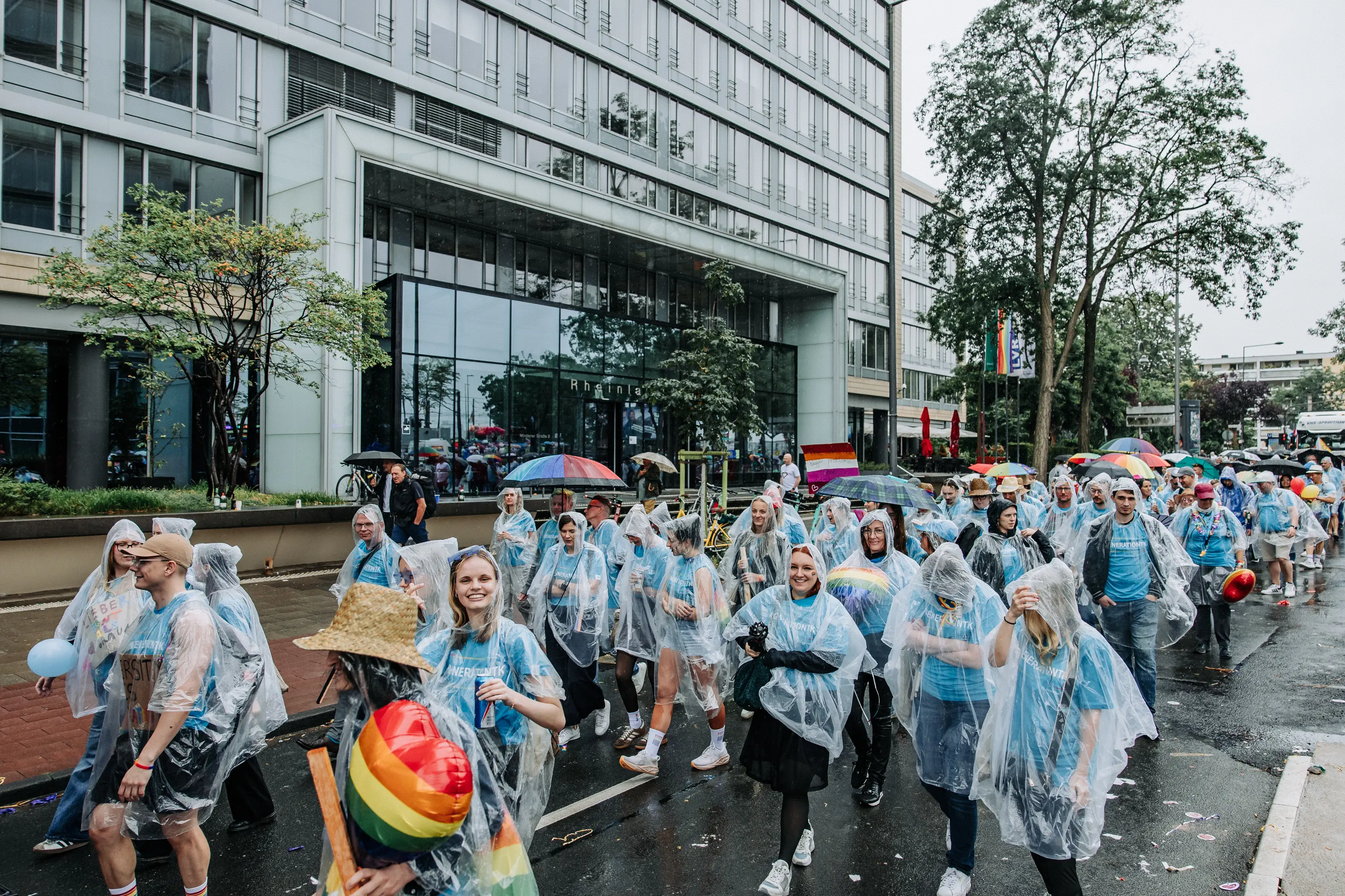 Der Zug der Cologne Pride 2025 zieht bei Regen durch die Kölner Innenstadt
