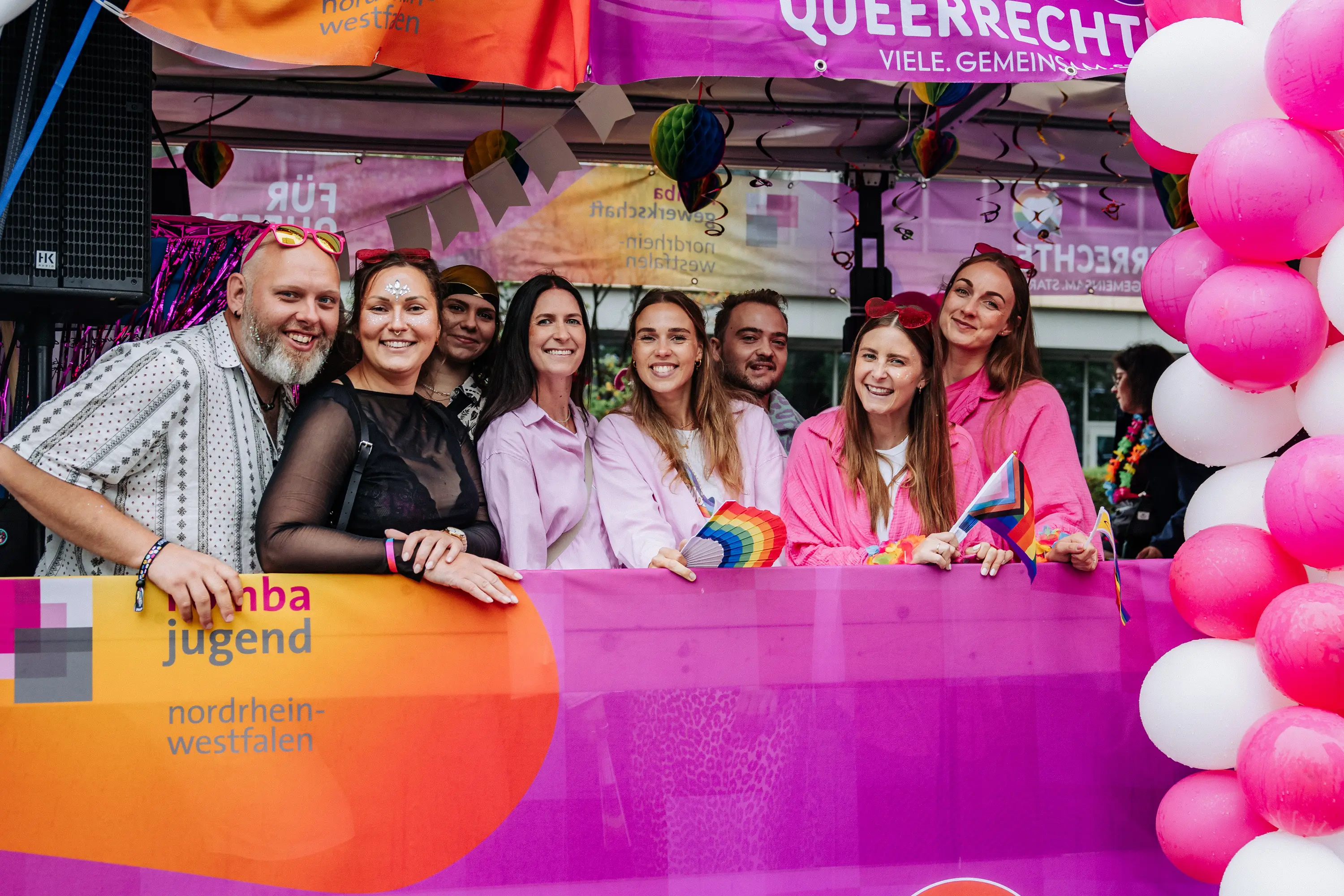 Wagen mit Ballons und Fahnen im Zug der Cologne Pride