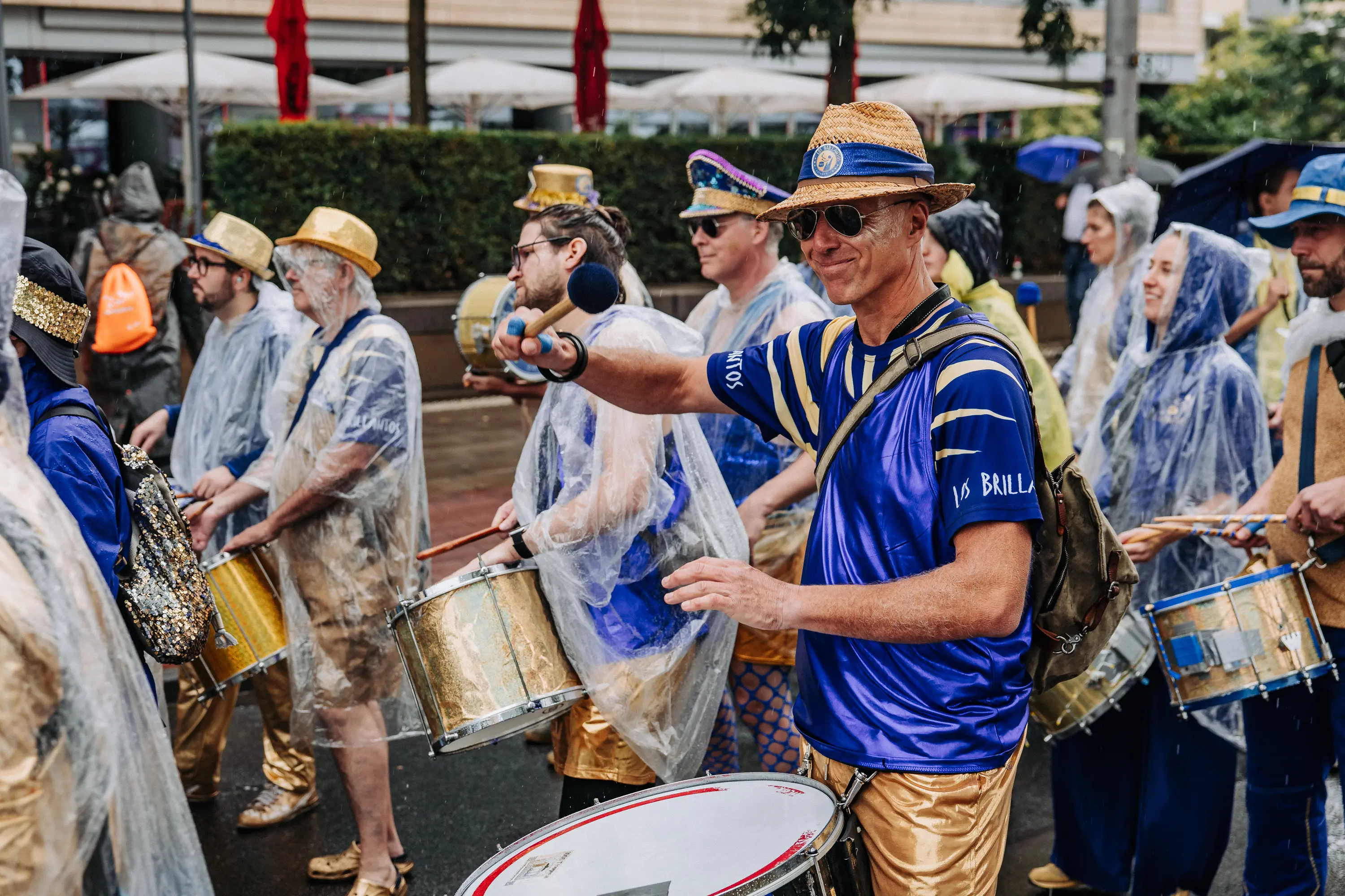 Trommelgruppe spielt im Regen während der Parade