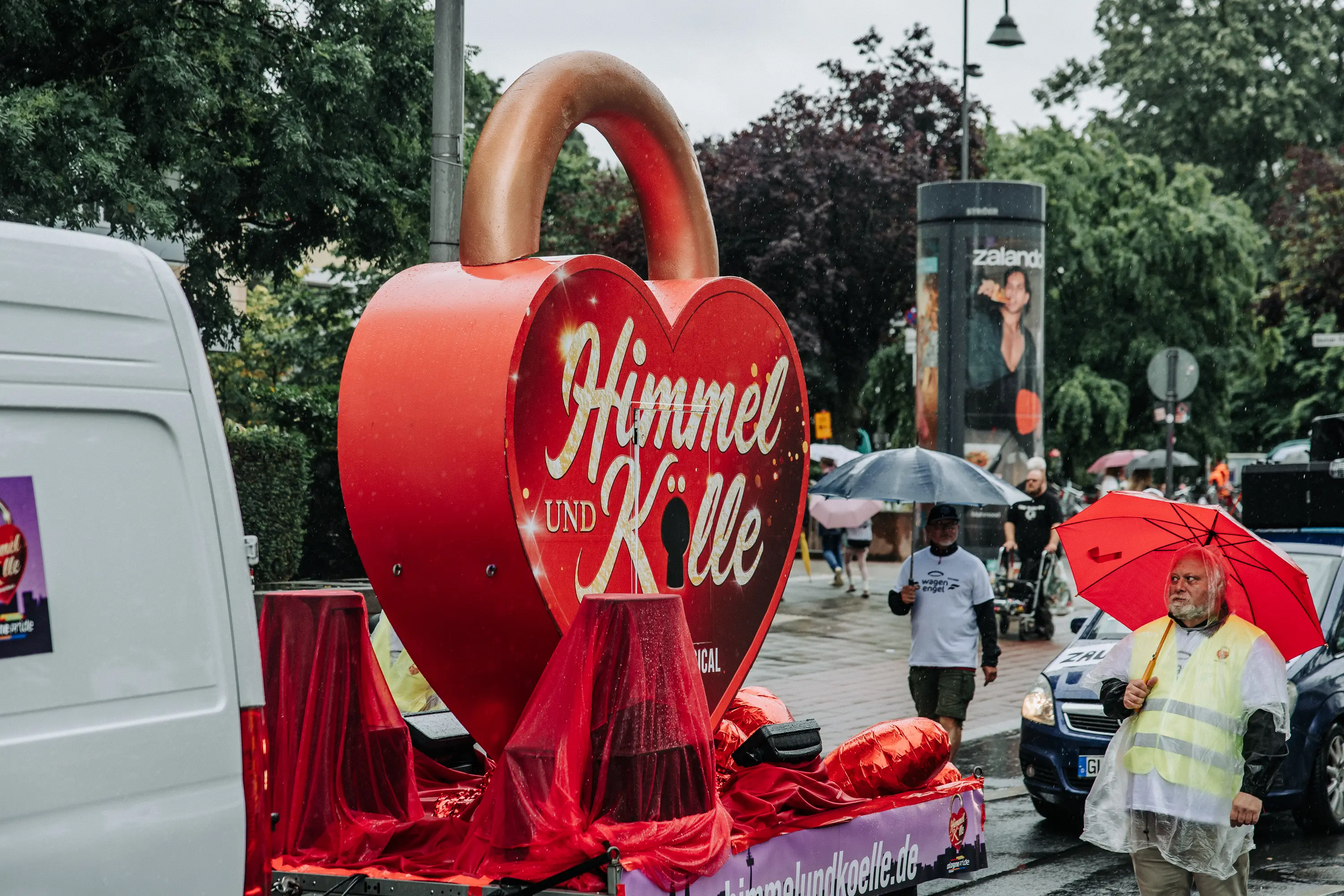 Herz-Skulptur „Himmel un Ääd“ auf einem Paradewagen in Köln