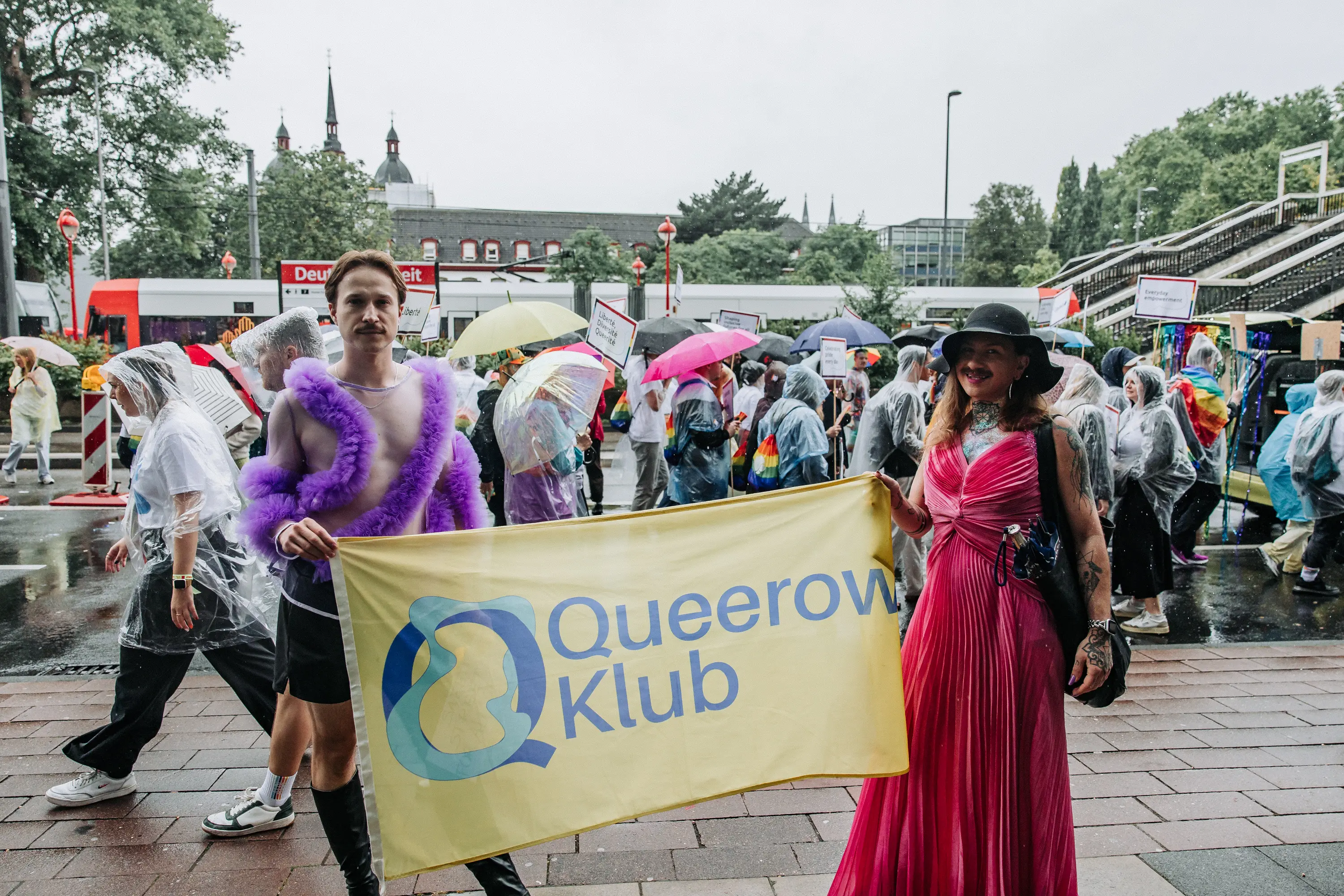 Gruppe mit Banner des Queerow Klub im Regen