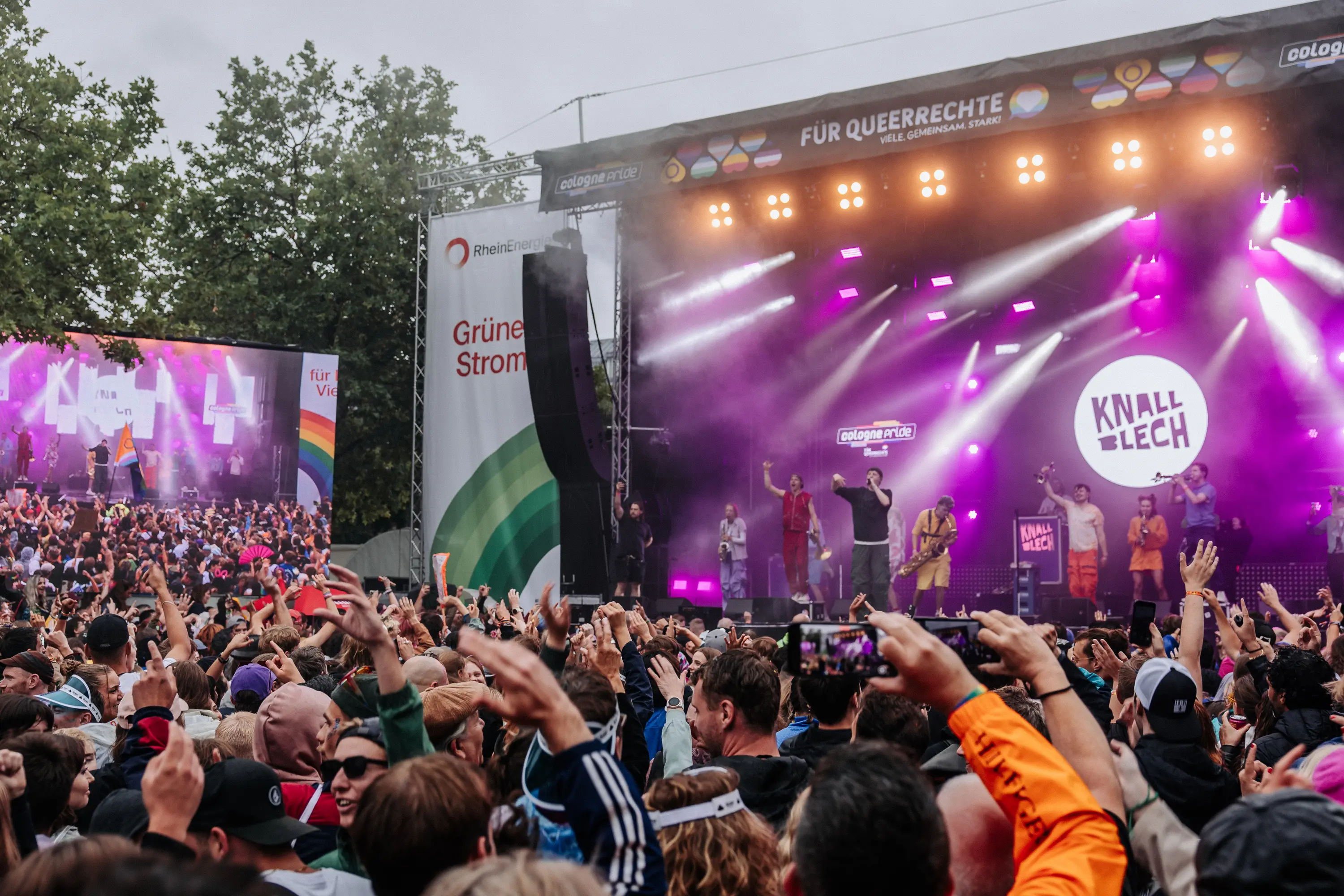 Publikum vor der Hauptbühne der Cologne Pride 2025 mit erhobenen Händen