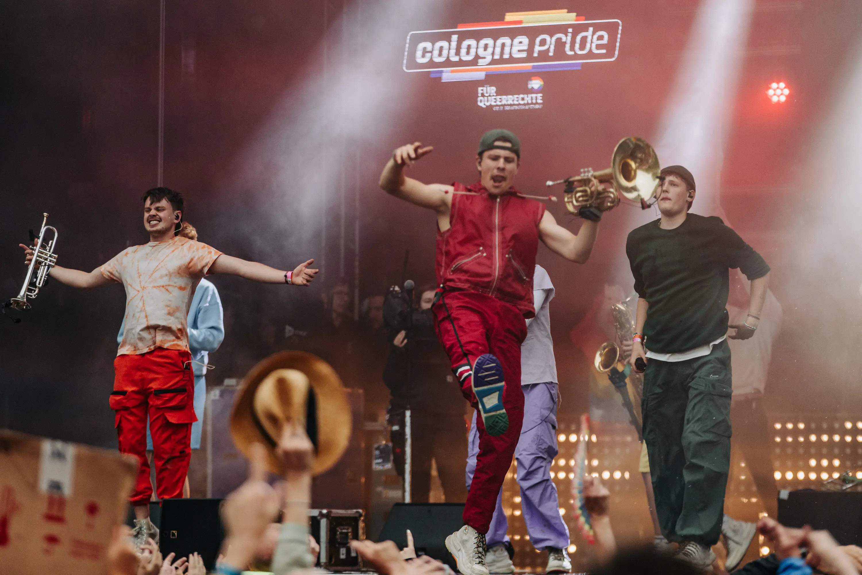 Band im Bühnenlicht auf der Hauptbühne der Cologne Pride