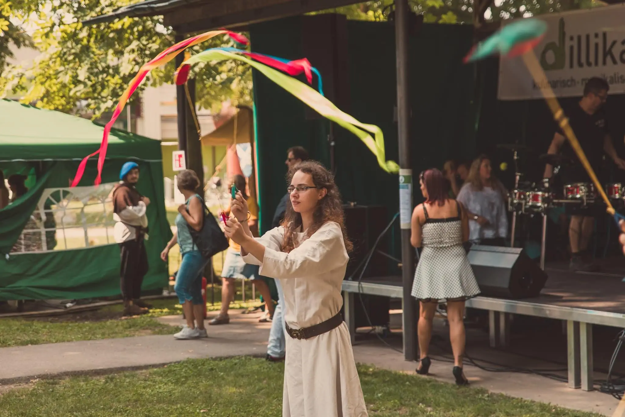 Besucher und Foodtruck-Stände beim Dillikat Festival 2019 im Taxis-Park Dillingen an der Donau