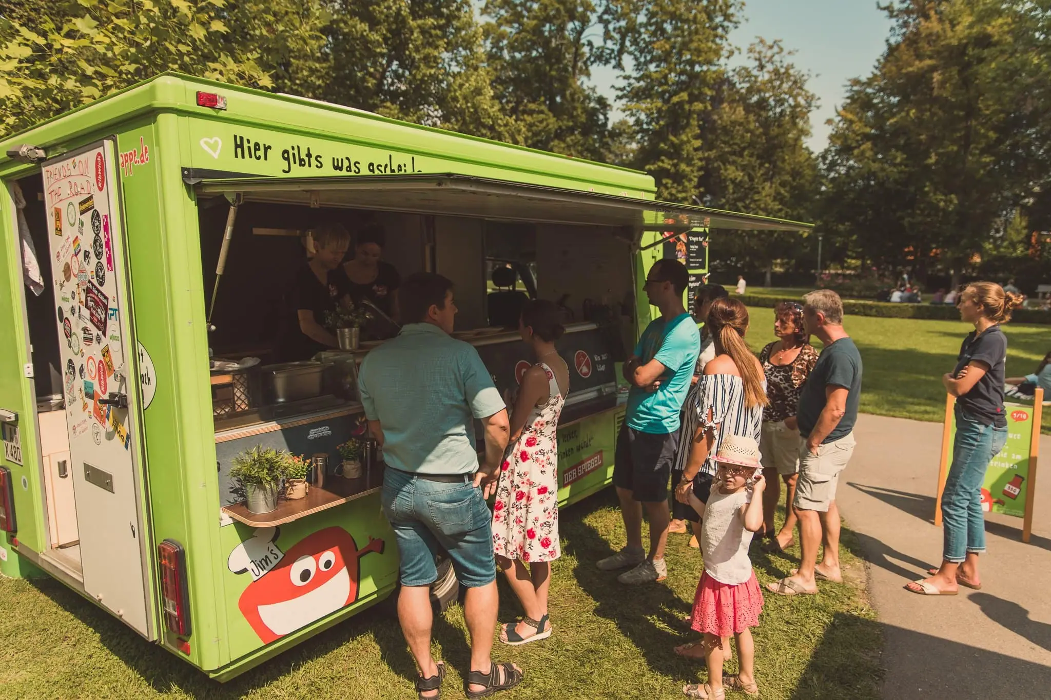 Besucher und Foodtruck-Stände beim Dillikat Festival 2019 im Taxis-Park Dillingen an der Donau