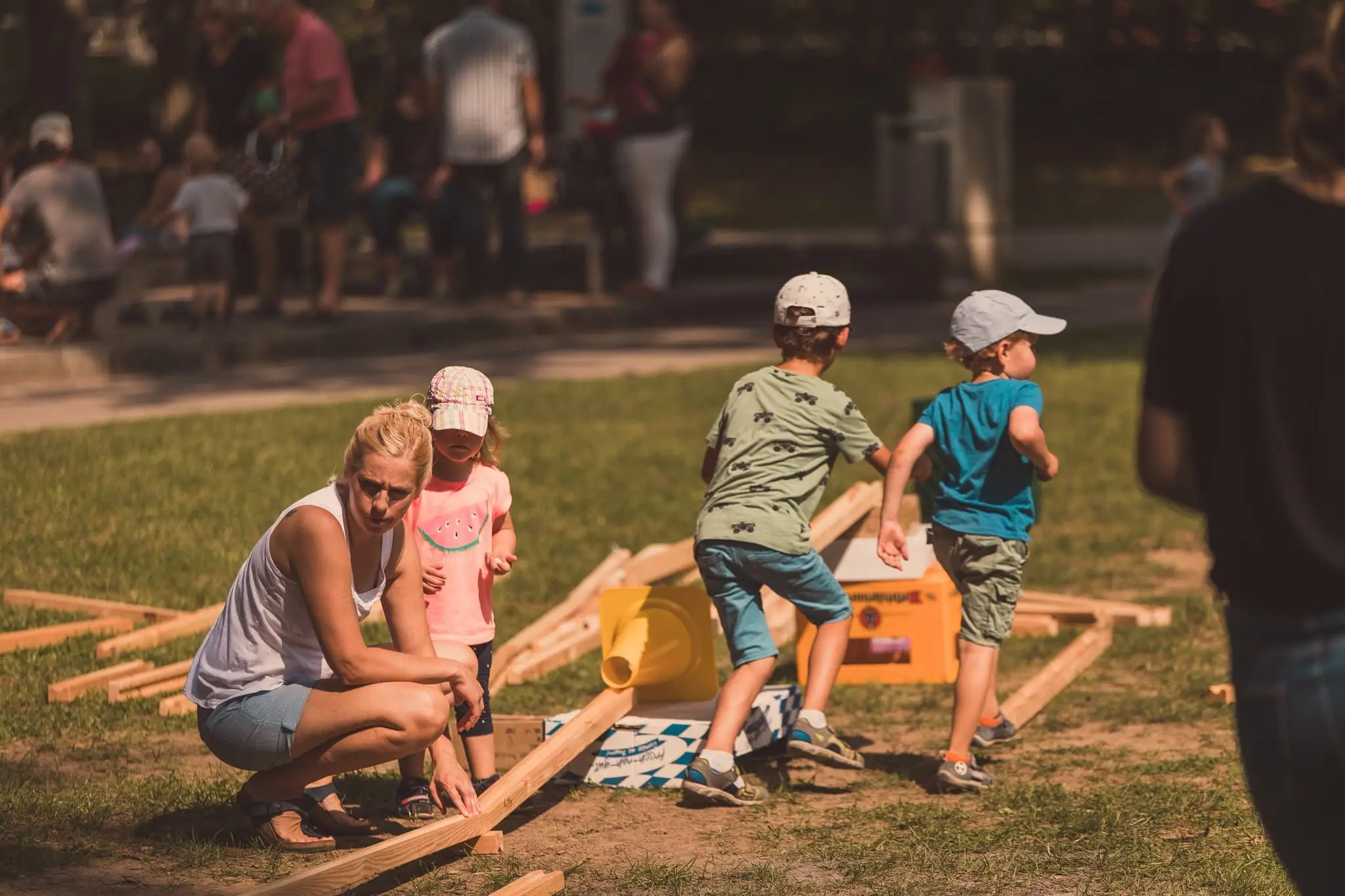 Besucher und Foodtruck-Stände beim Dillikat Festival 2019 im Taxis-Park Dillingen an der Donau