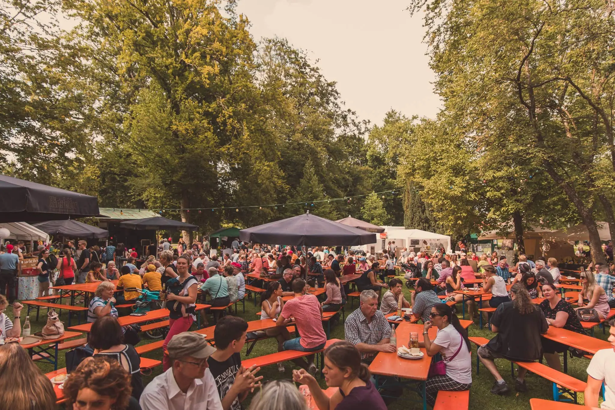 Besucher und Foodtruck-Stände beim Dillikat Festival 2019 im Taxis-Park Dillingen an der Donau