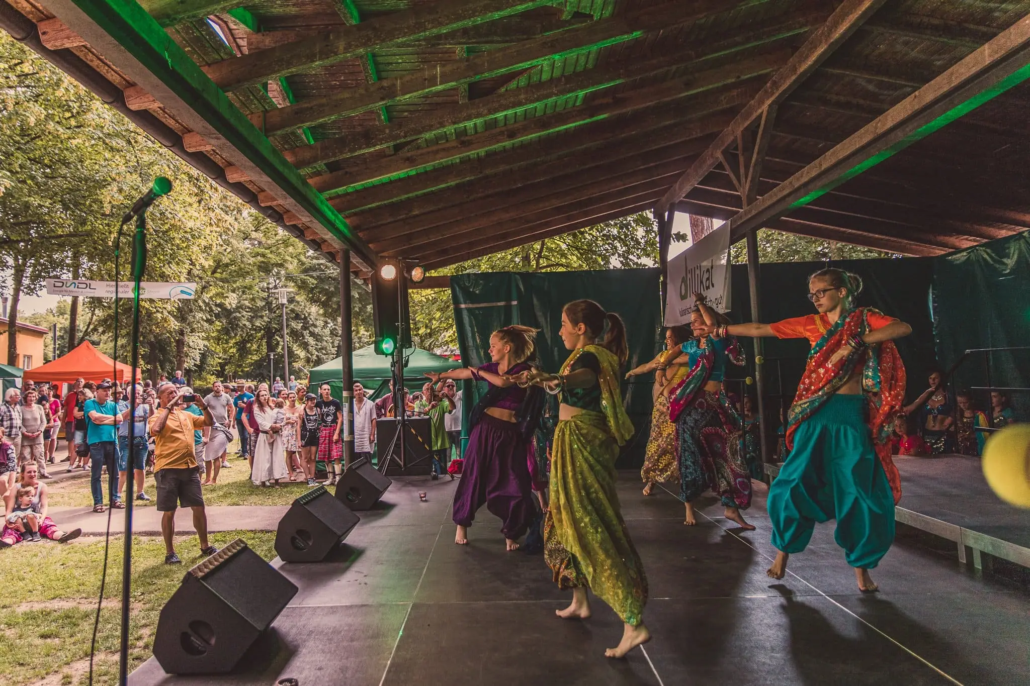 Besucher und Foodtruck-Stände beim Dillikat Festival 2019 im Taxis-Park Dillingen an der Donau