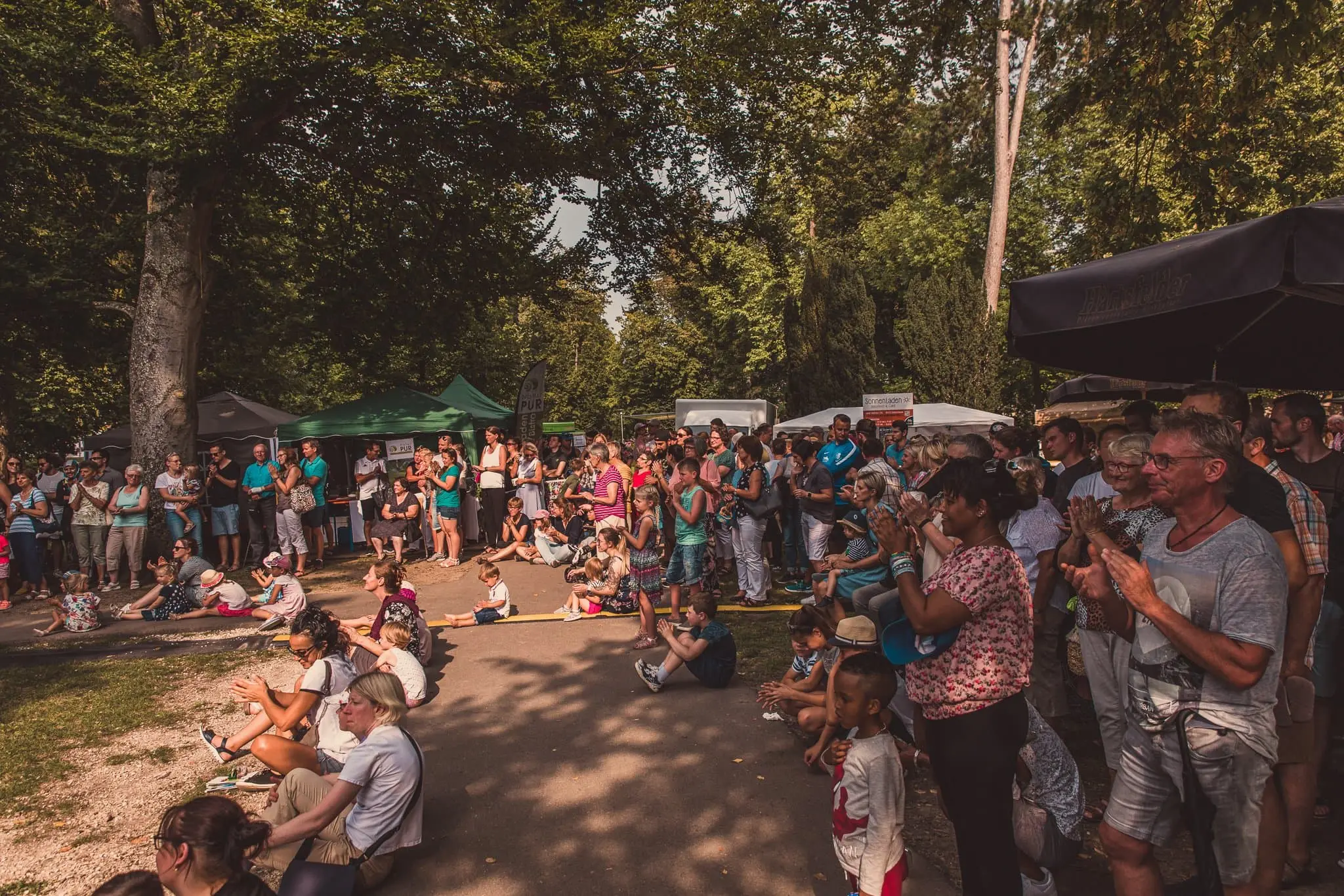 Besucher und Foodtruck-Stände beim Dillikat Festival 2019 im Taxis-Park Dillingen an der Donau
