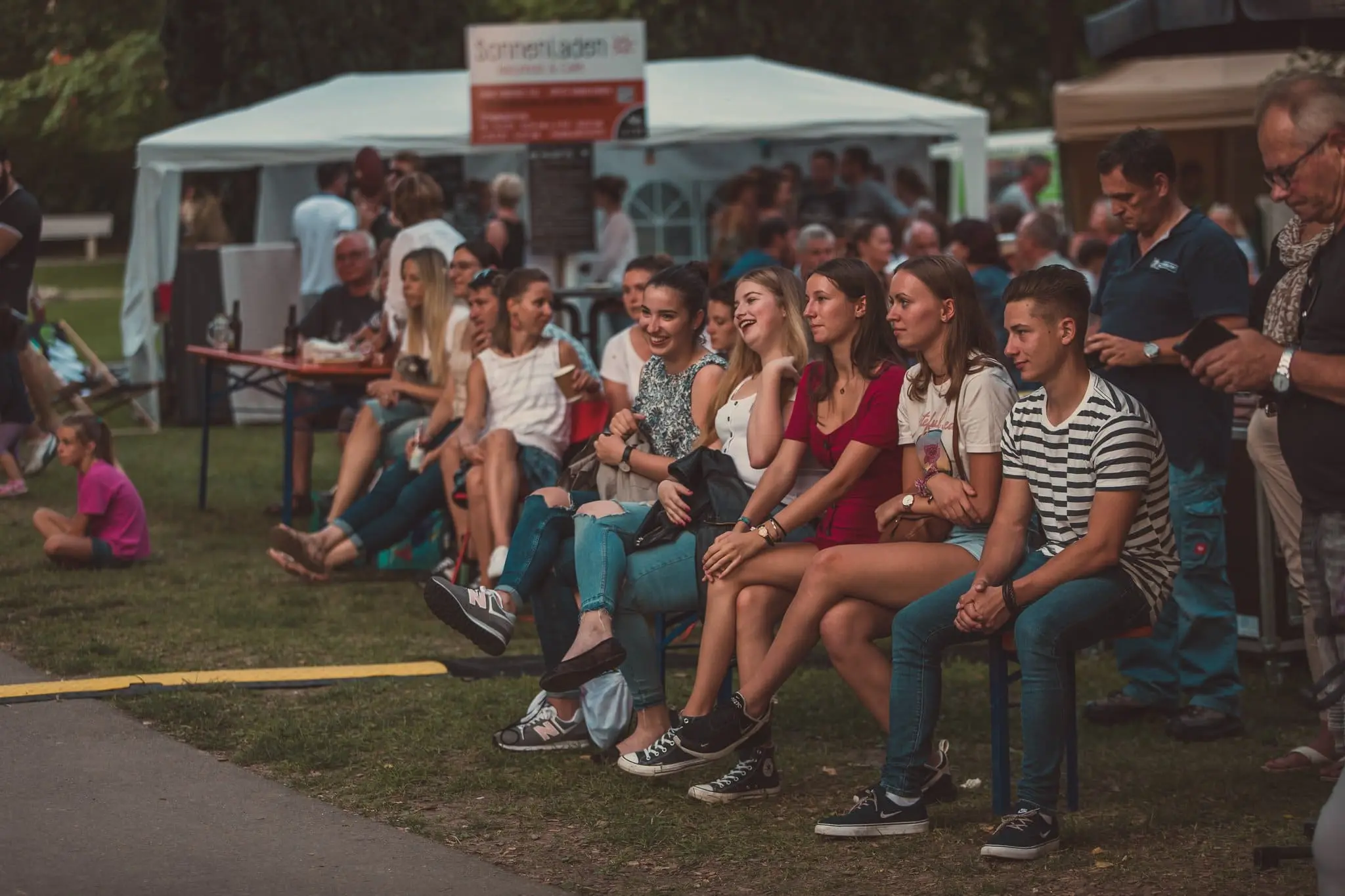 Besucher und Foodtruck-Stände beim Dillikat Festival 2019 im Taxis-Park Dillingen an der Donau