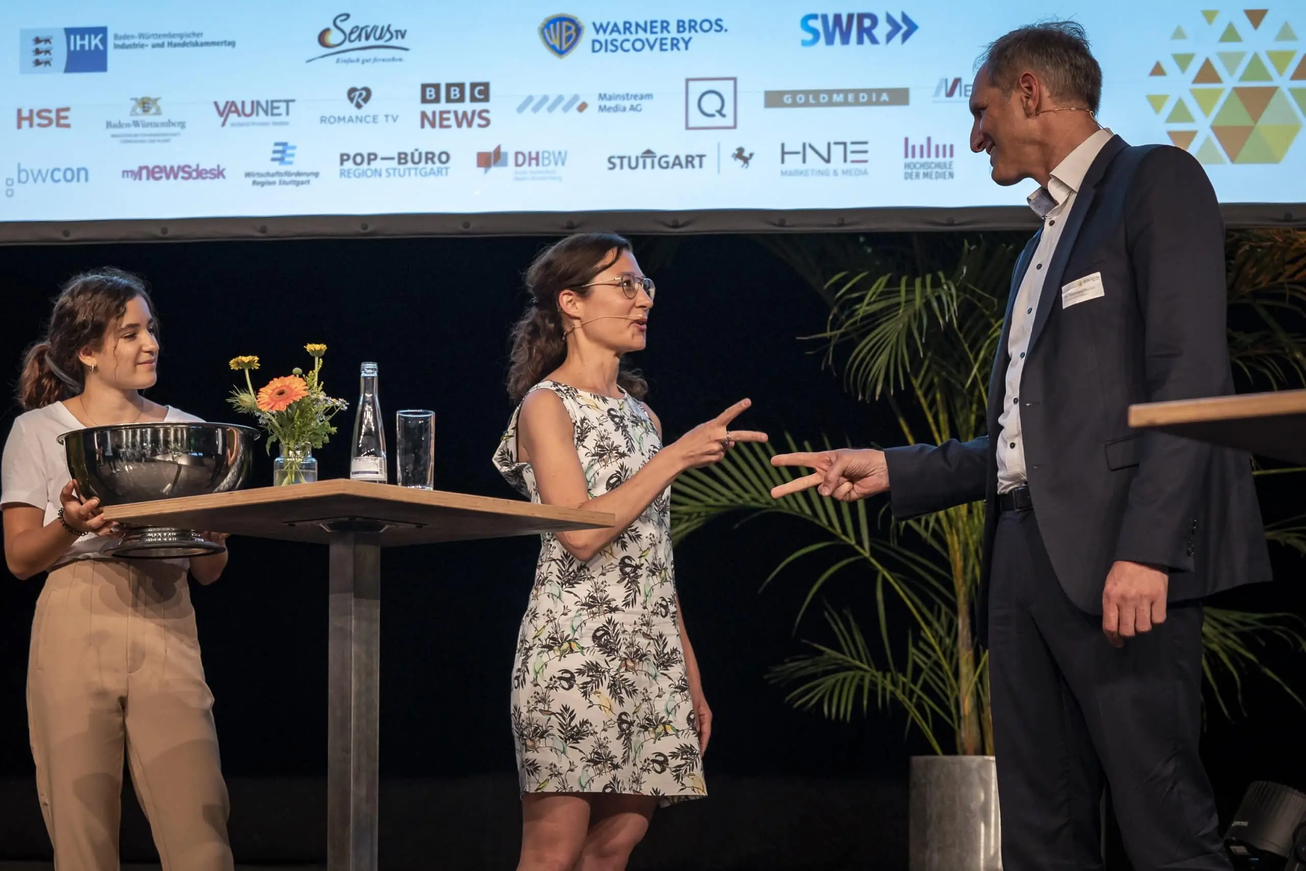 Podiumsdiskussion mit vier Teilnehmenden auf einer Bühne