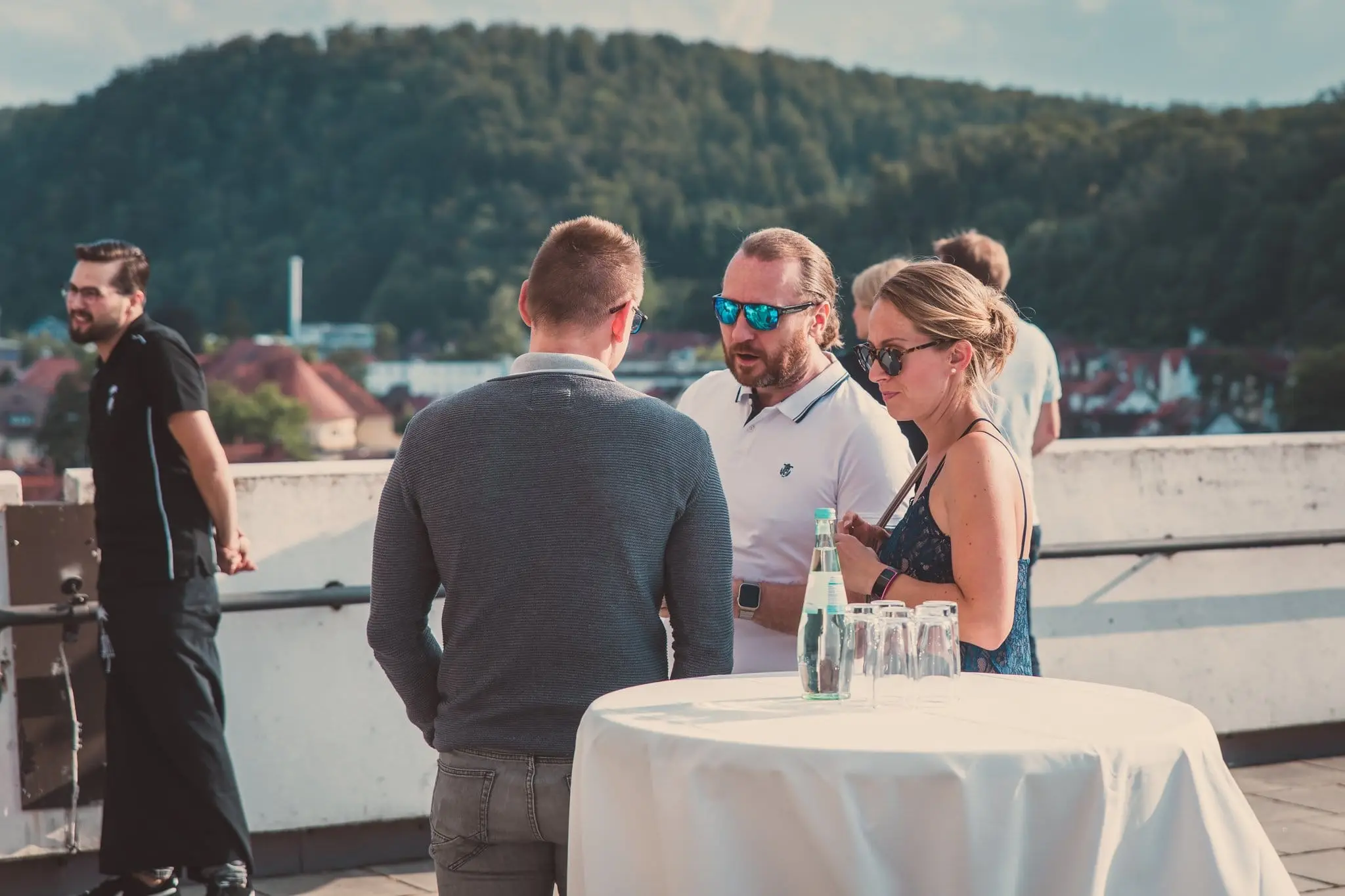 Gäste einer abendlichen Sponsorenveranstaltung auf einer Dachterrasse in Heidenheim