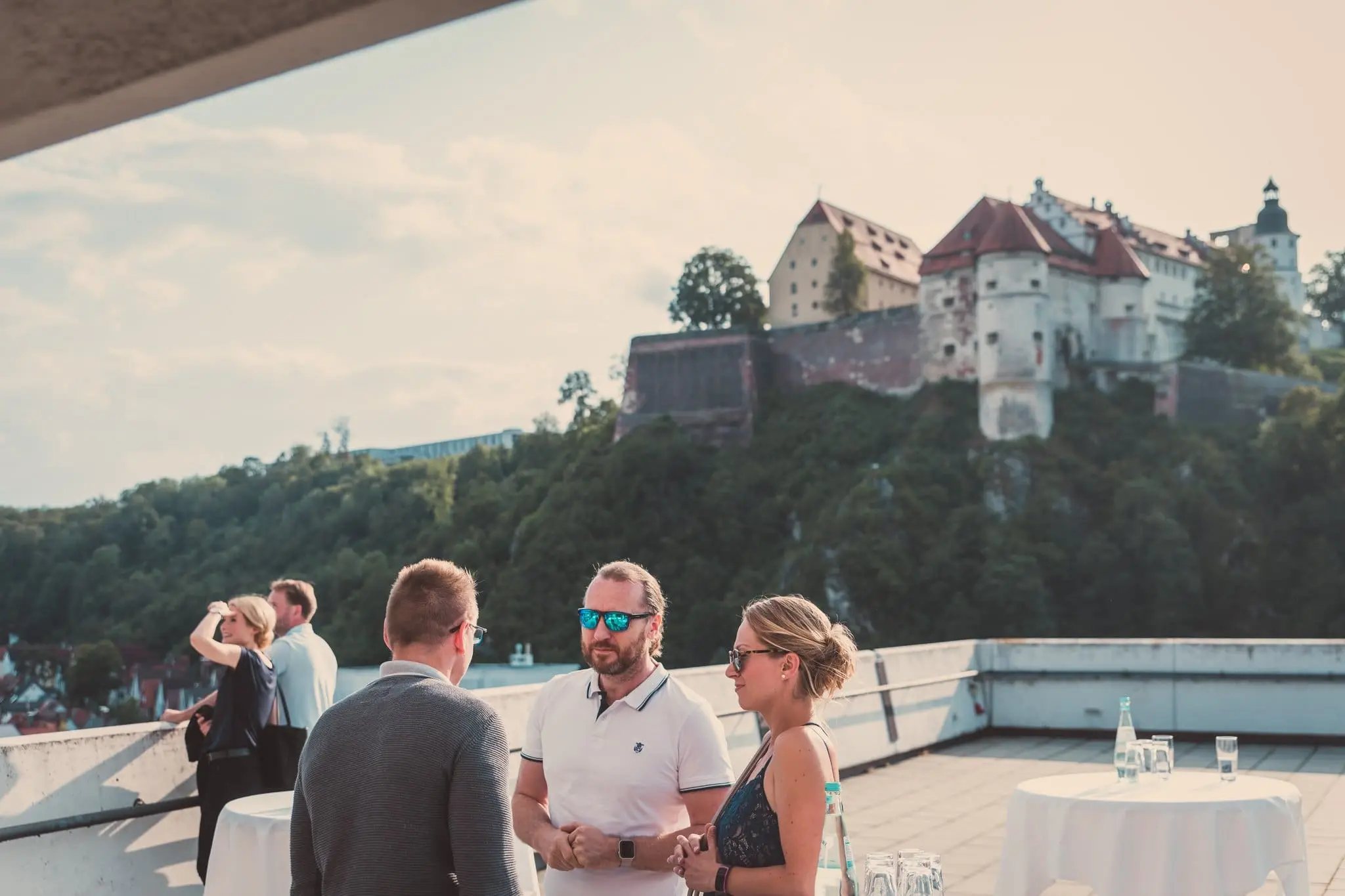 Gäste einer abendlichen Sponsorenveranstaltung auf einer Dachterrasse in Heidenheim