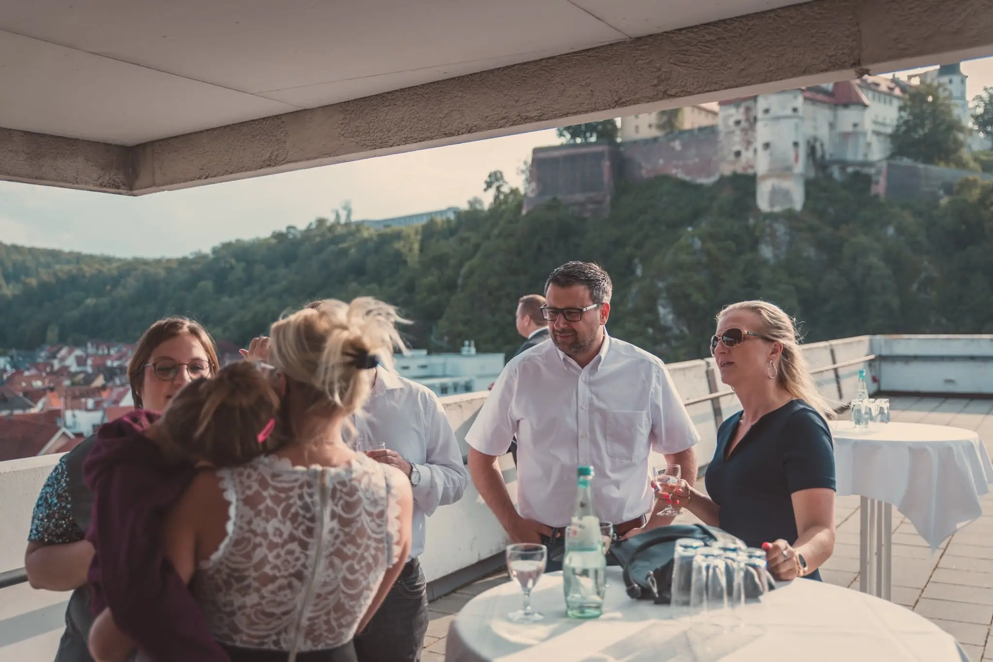 Gäste einer abendlichen Sponsorenveranstaltung auf einer Dachterrasse in Heidenheim