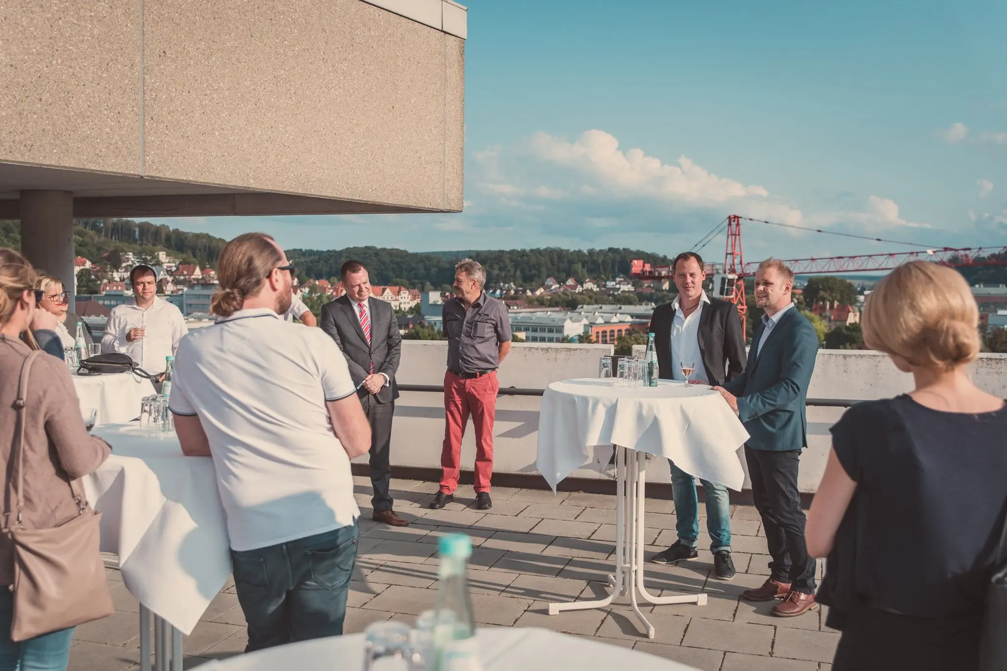 Gäste einer abendlichen Sponsorenveranstaltung auf einer Dachterrasse in Heidenheim