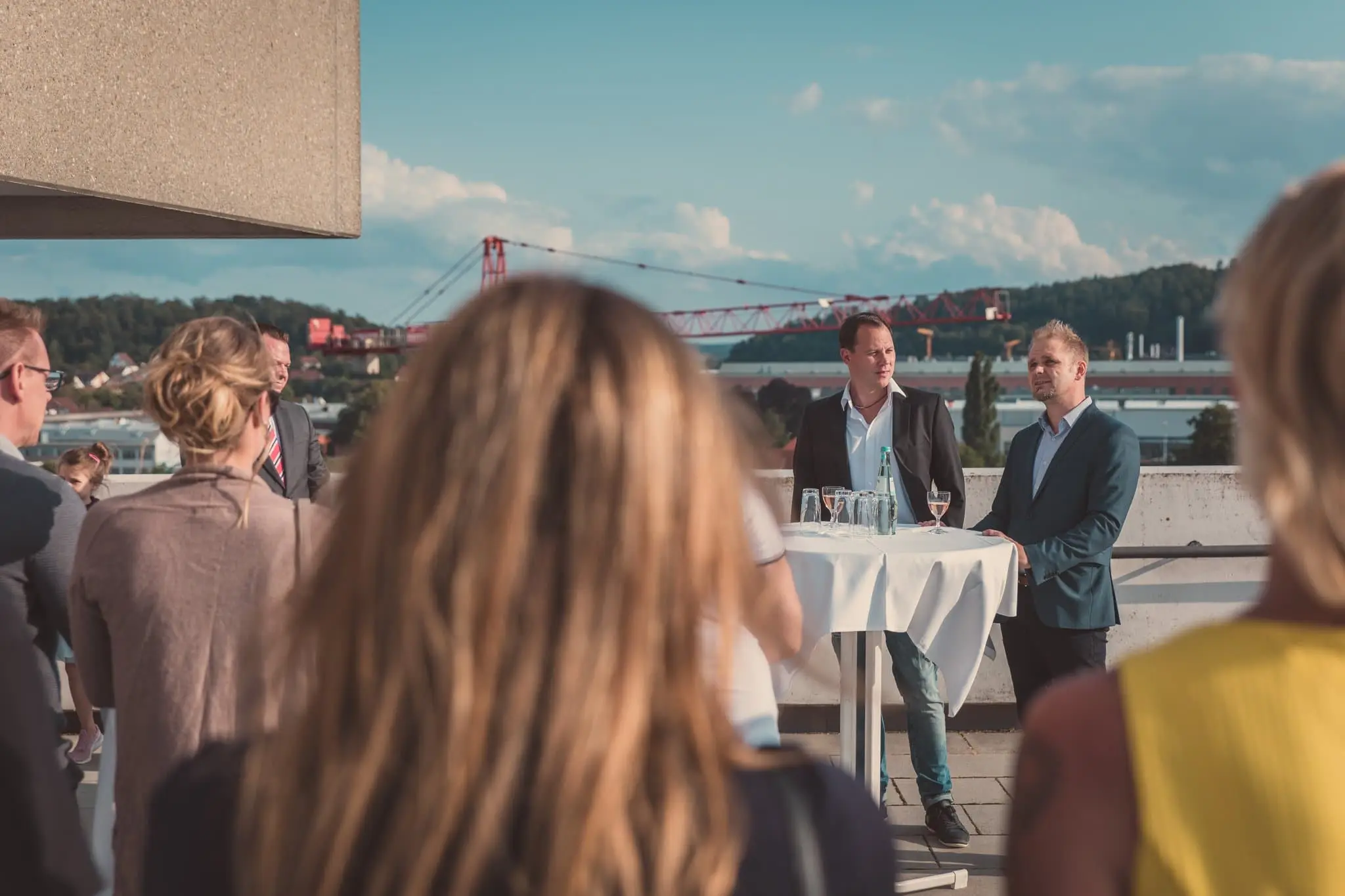 Gäste einer abendlichen Sponsorenveranstaltung auf einer Dachterrasse in Heidenheim