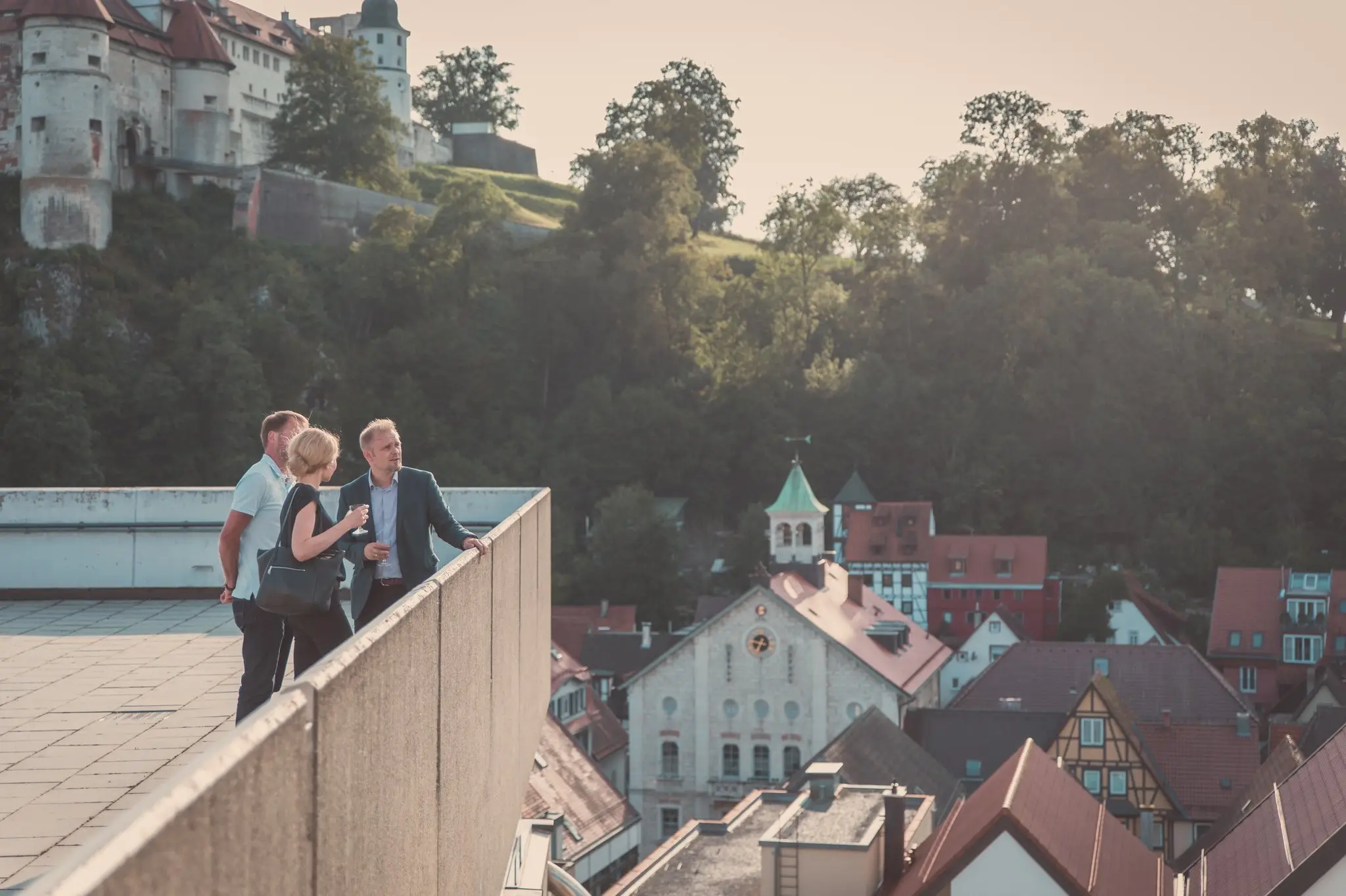 Gäste einer abendlichen Sponsorenveranstaltung auf einer Dachterrasse in Heidenheim