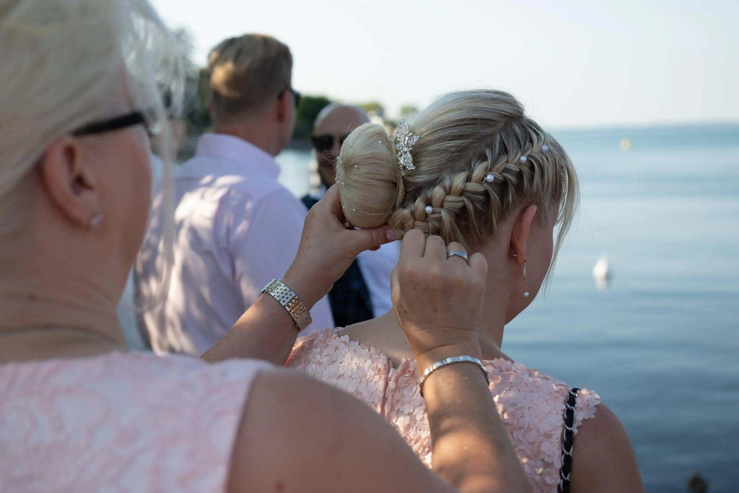 Getting Ready am Hochzeitsmorgen, Haare der Braut werden gesteckt