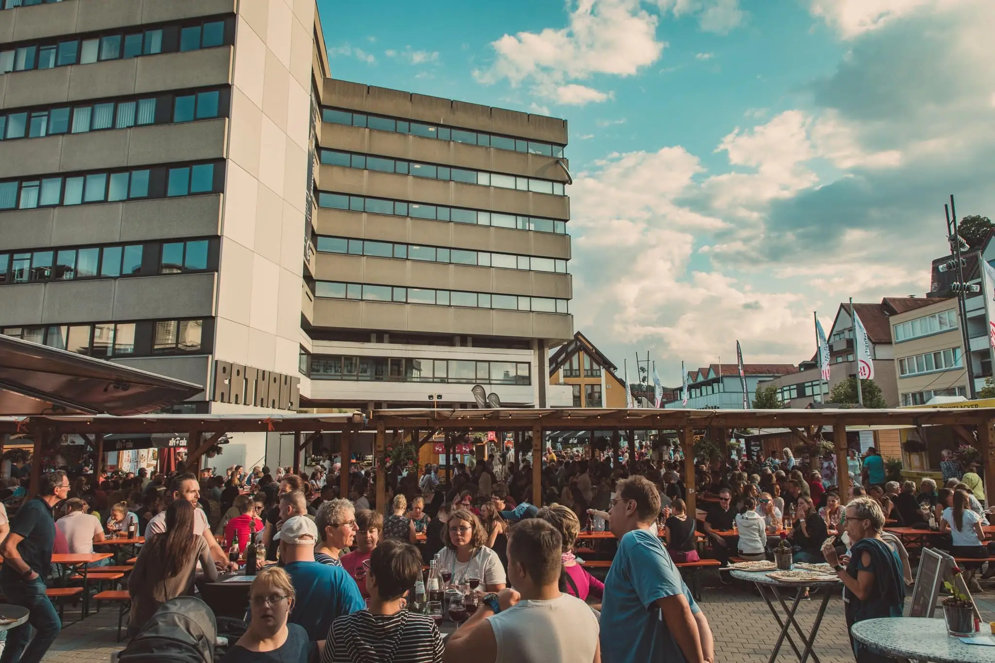 Abendliche Stimmung mit beleuchteten Ständen beim Küferfest Heidenheim 2019