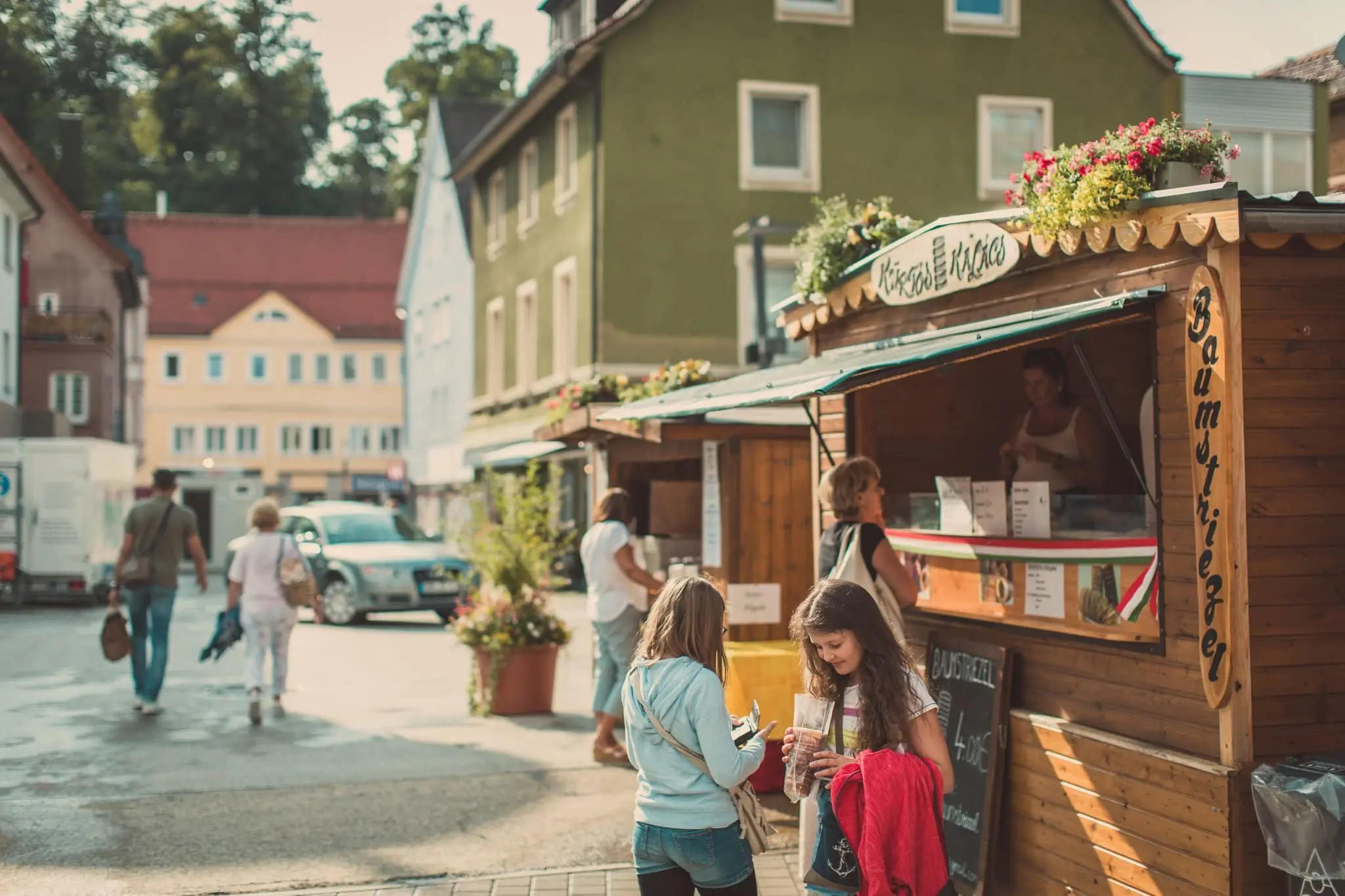 Abendliche Stimmung mit beleuchteten Ständen beim Küferfest Heidenheim 2019