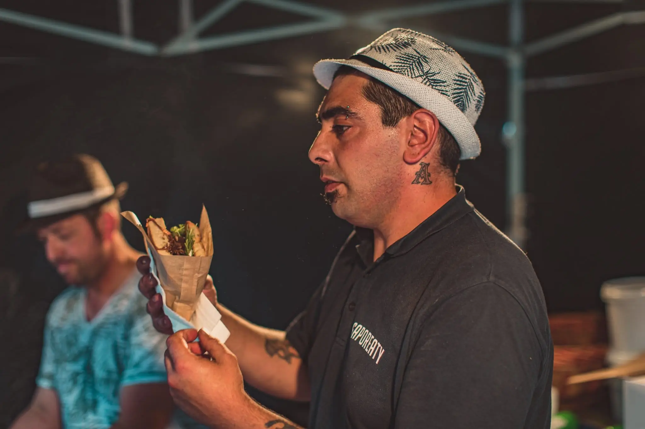 Abendliche Stimmung mit beleuchteten Ständen beim Küferfest Heidenheim 2019