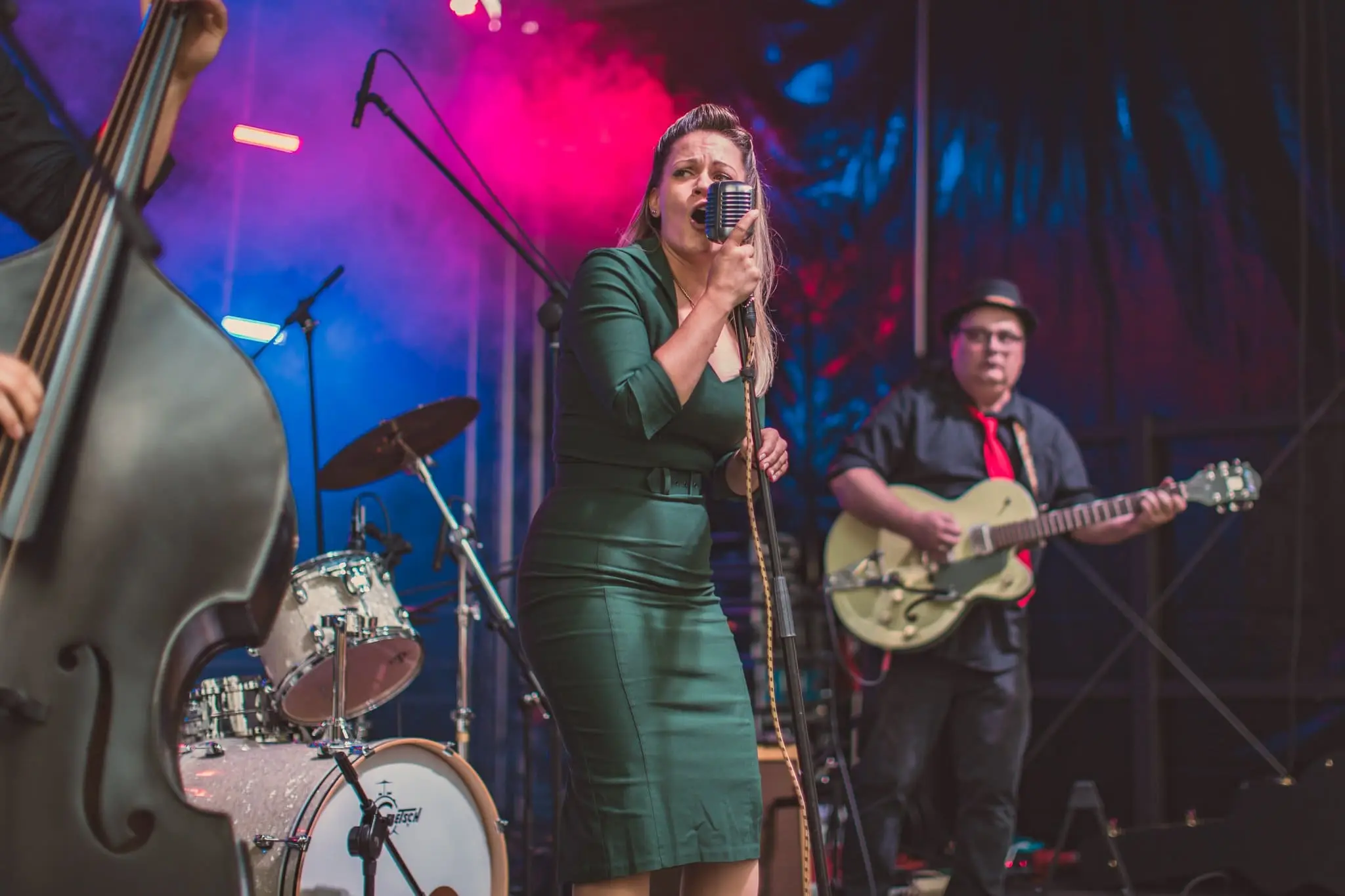Abendliche Stimmung mit beleuchteten Ständen beim Küferfest Heidenheim 2019