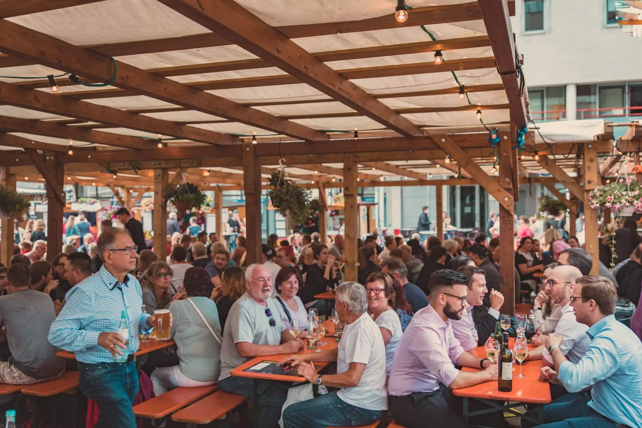Abendliche Stimmung mit beleuchteten Ständen beim Küferfest Heidenheim 2019