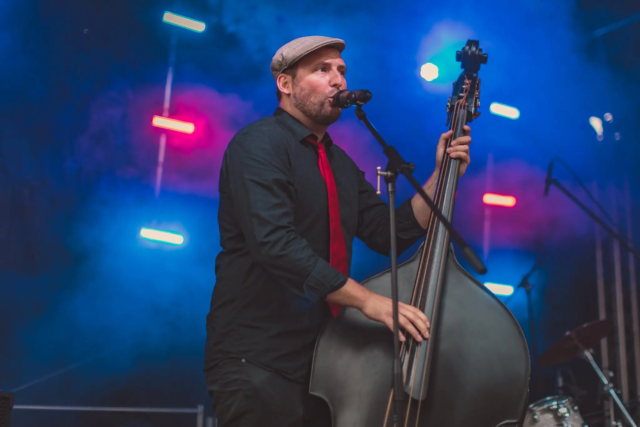 Abendliche Stimmung mit beleuchteten Ständen beim Küferfest Heidenheim 2019