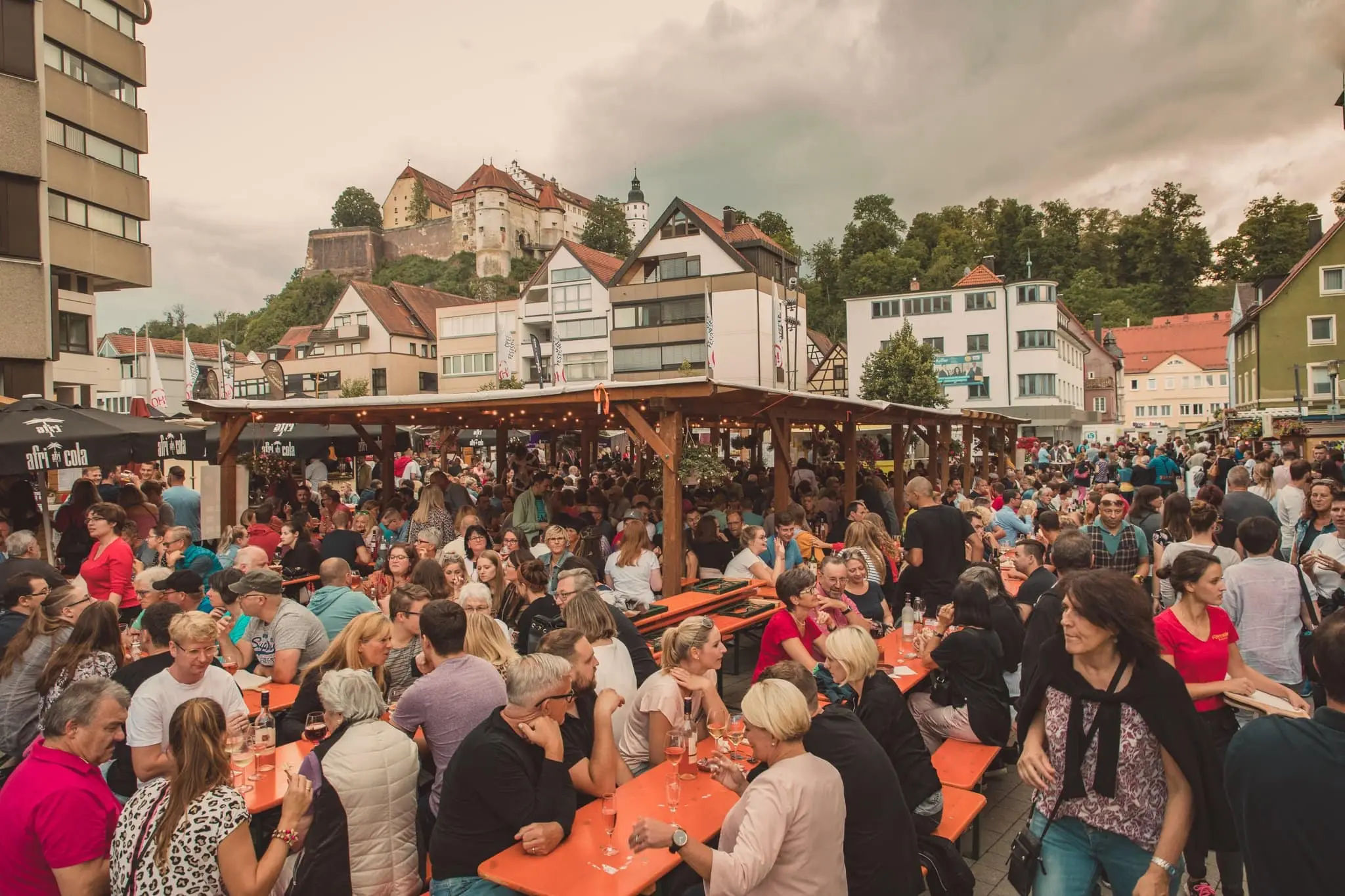 Abendliche Stimmung mit beleuchteten Ständen beim Küferfest Heidenheim 2019