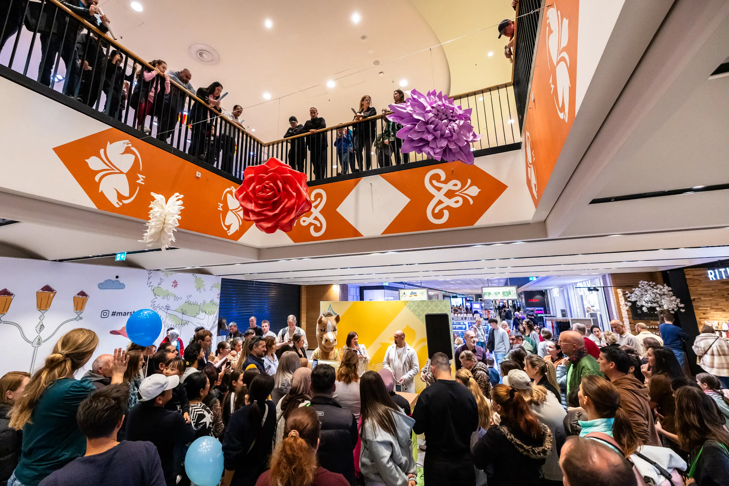 Volle Ladenpassage über mehrere Ebenen beim Jubiläum des Marstall Ludwigsburg