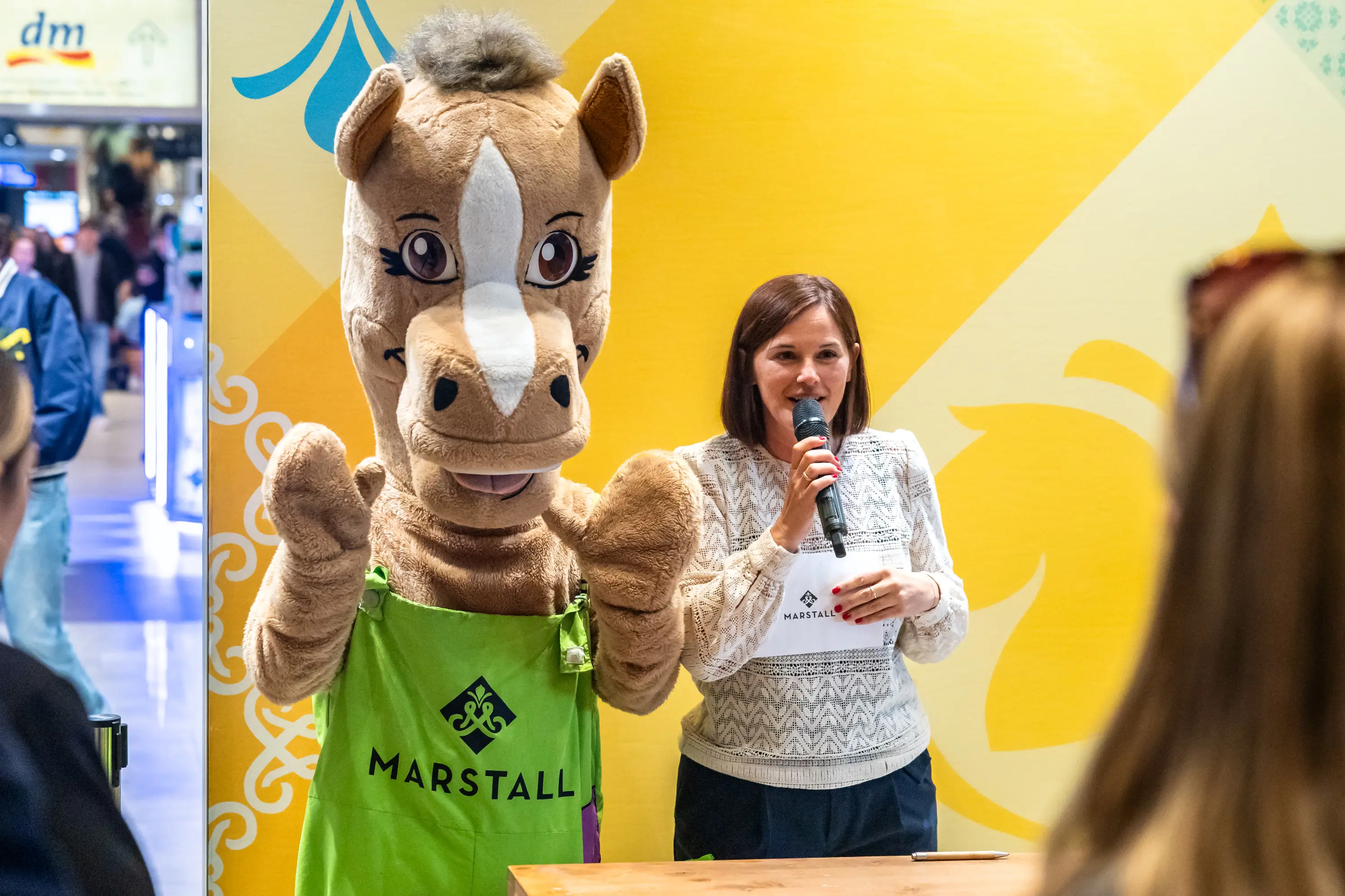 Das Maskottchen des Marstall Ludwigsburg mit der Moderatorin am Mikrofon