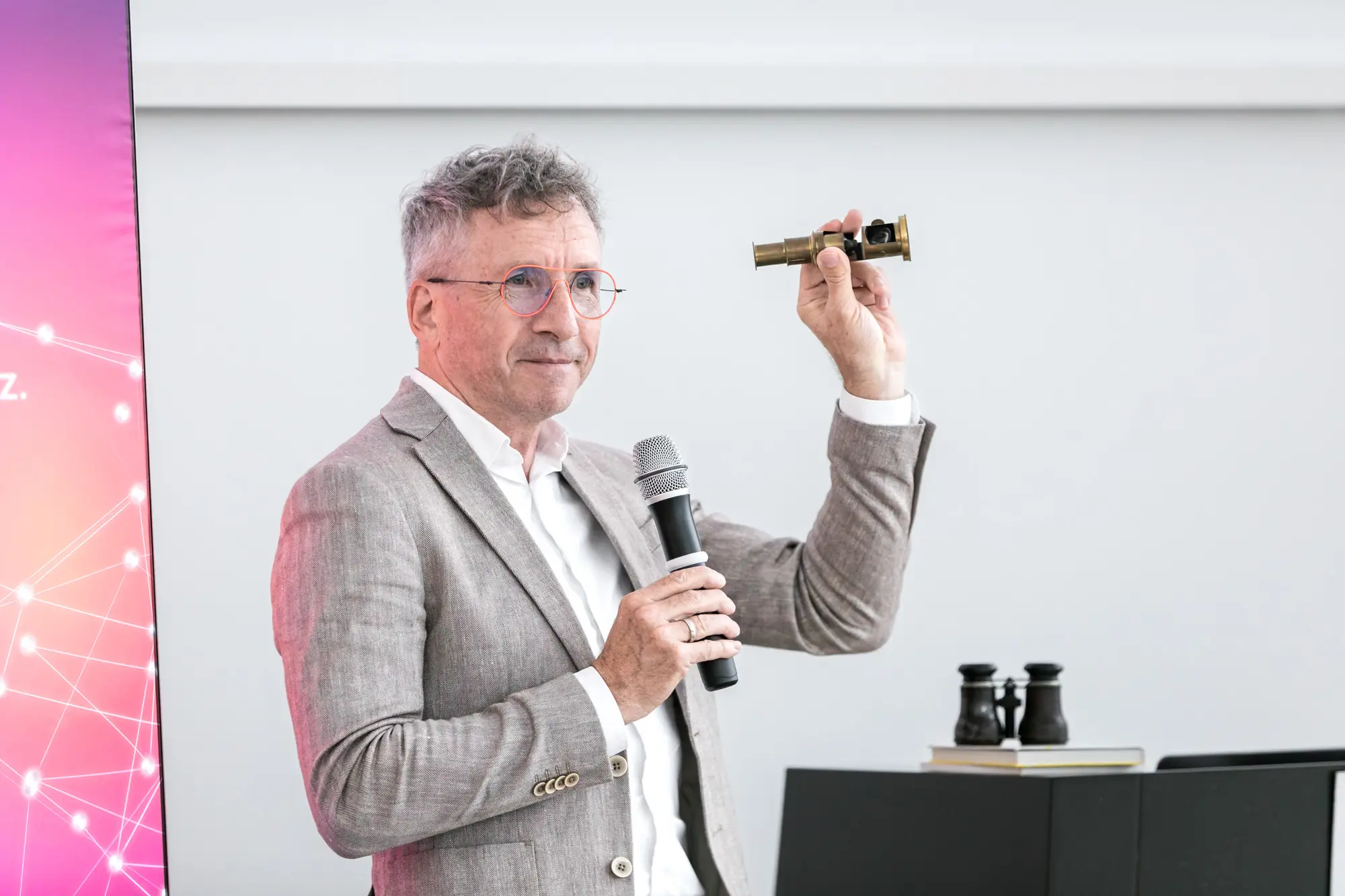 Pitch bei der Zukunfts-Challenge, der Redner hält seinen Prototyp hoch