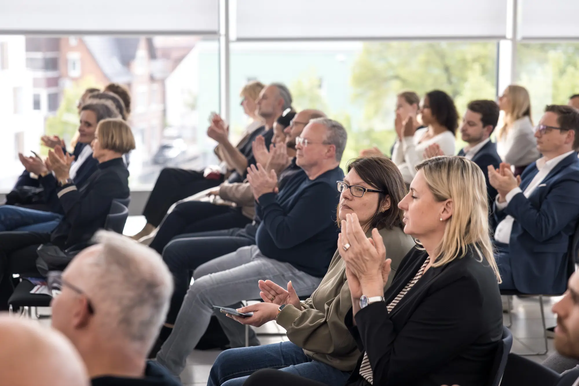 Applaus aus dem Publikum vor der Fensterfront der DHBW Heidenheim