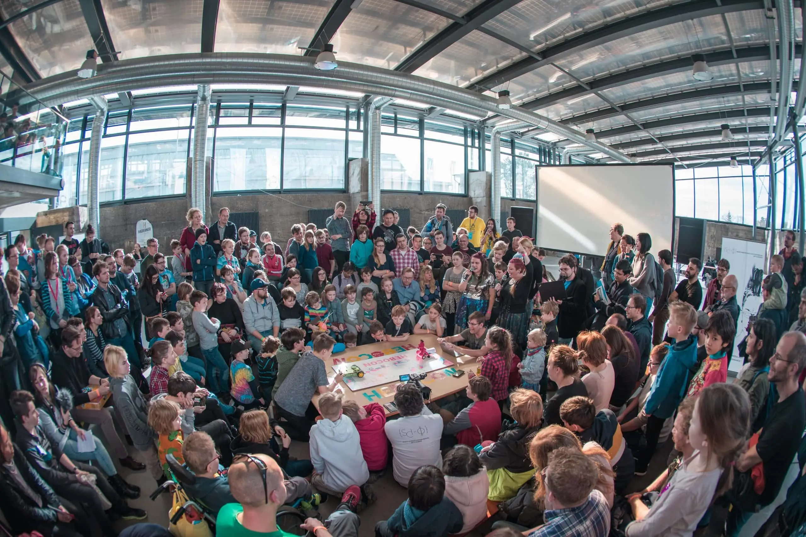 Selbstgebauter Roboter beim Hebocon-Wettkampf auf der Make Munich