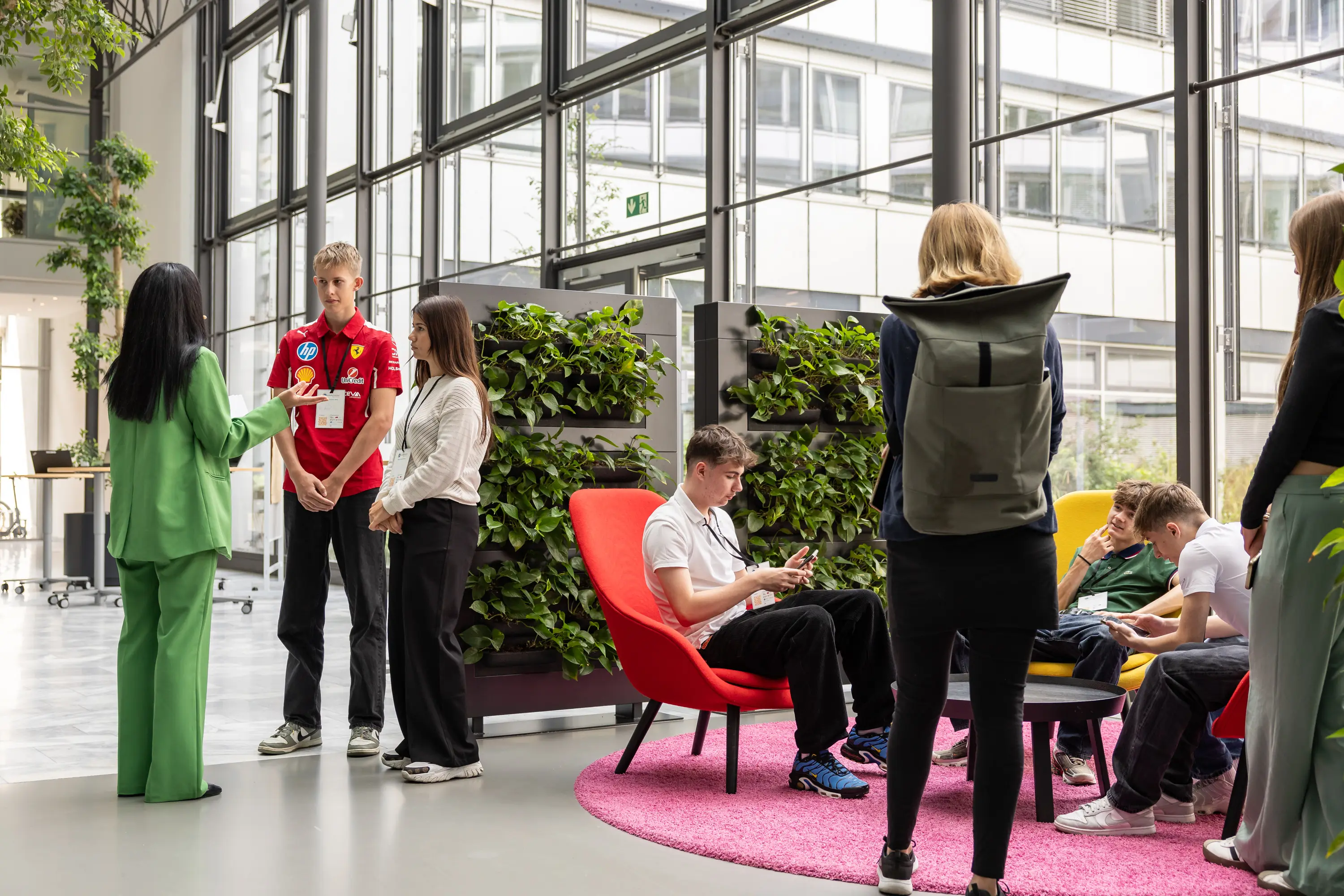 Atrium mit begrünten Wänden und Sitzinseln beim Regio.Summit! 2025 im PwC-Sitz Stuttgart