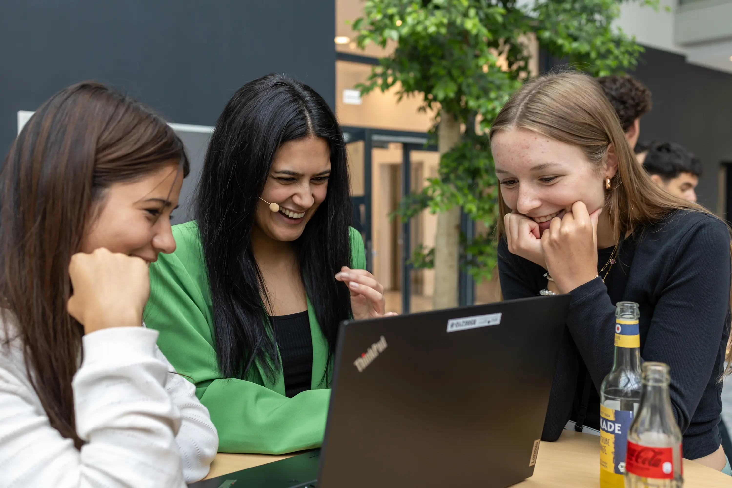 Drei Schülerinnen arbeiten konzentriert an ihrer Projektpräsentation