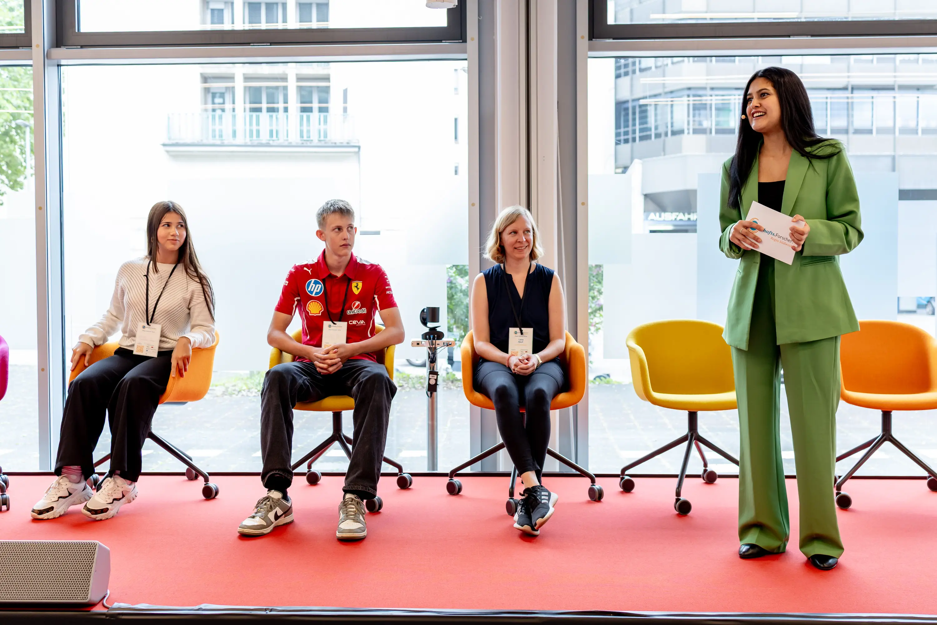 Podium mit Moderatorin und Gästen beim Regio.Summit! 2025 in Stuttgart