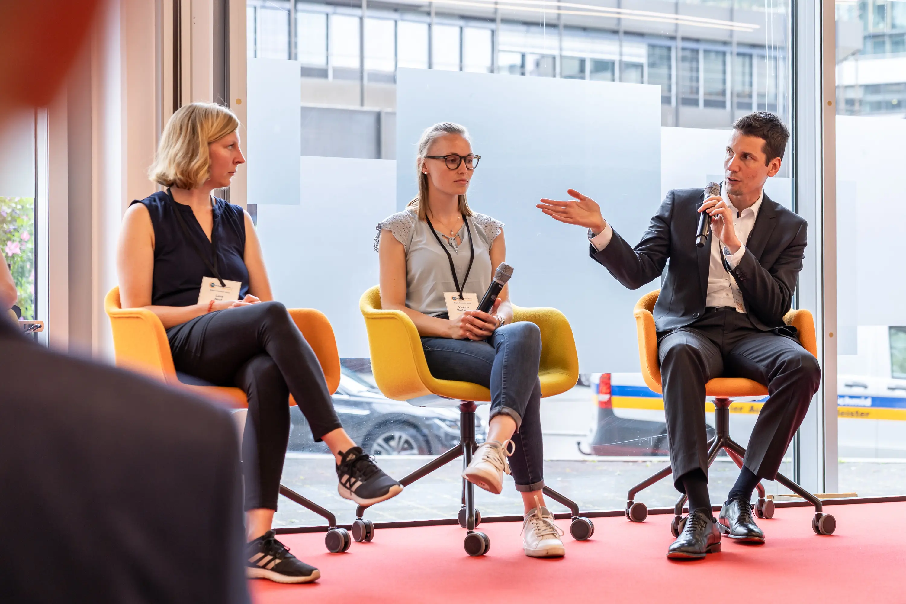 Diskussion auf dem Podium vor der Fensterfront