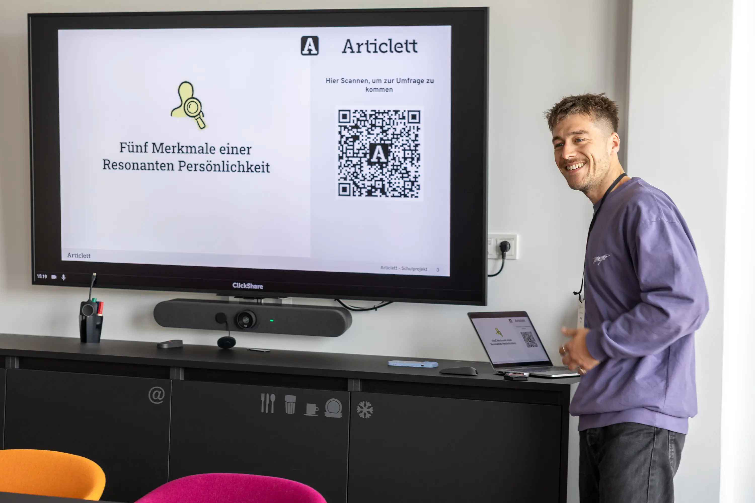 Workshop zu Persönlichkeitsmerkmalen in einem Besprechungsraum